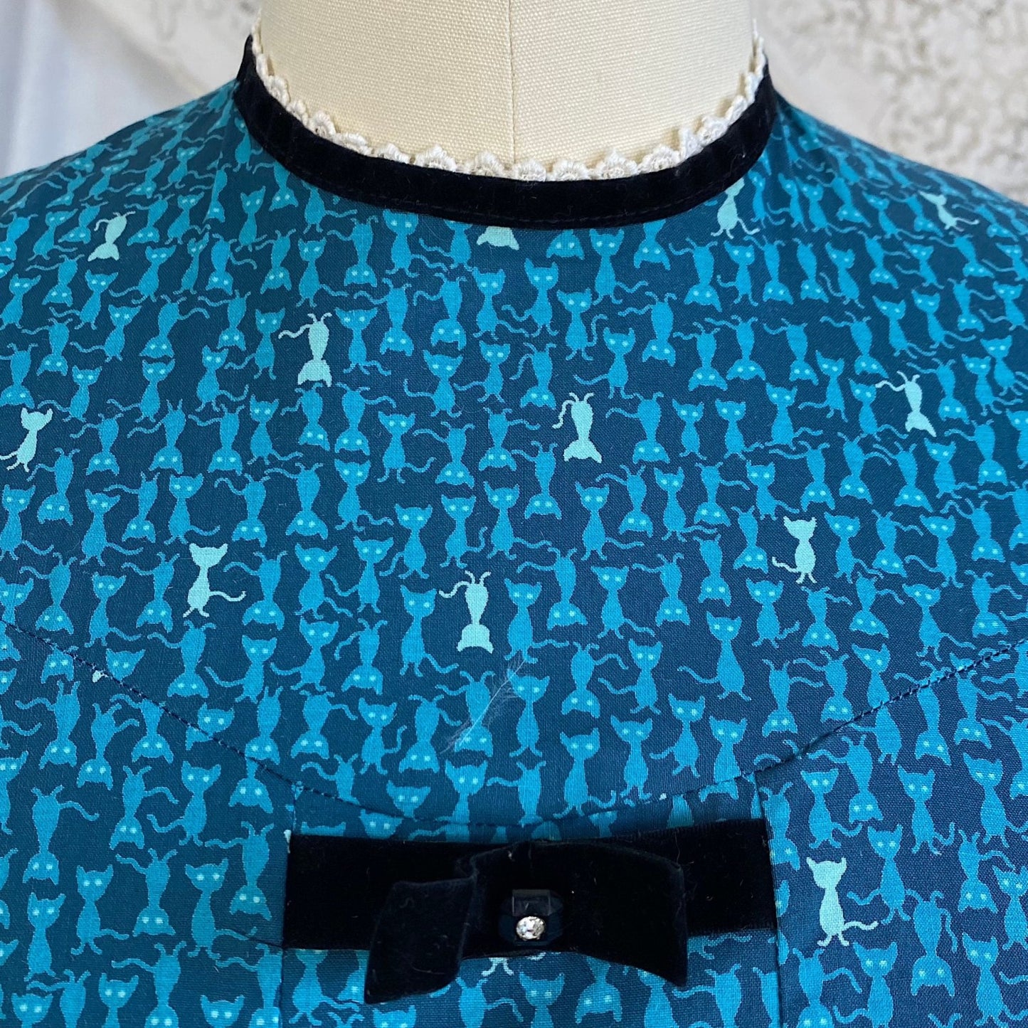 1950's - 1960's Full Swing Dress | Blue Cotton with Atomic Kitty Cat Print & Rhinestone Black Velvet Bows | Size XS Petite | Semitee N - Daggers & Dames