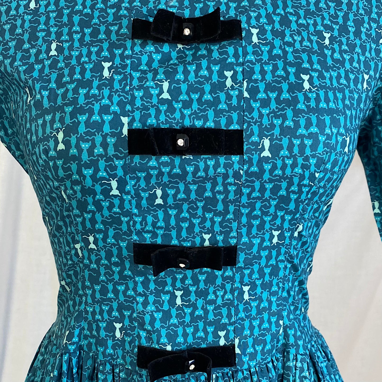 1950's - 1960's Full Swing Dress | Blue Cotton with Atomic Kitty Cat Print & Rhinestone Black Velvet Bows | Size XS Petite | Semitee N
