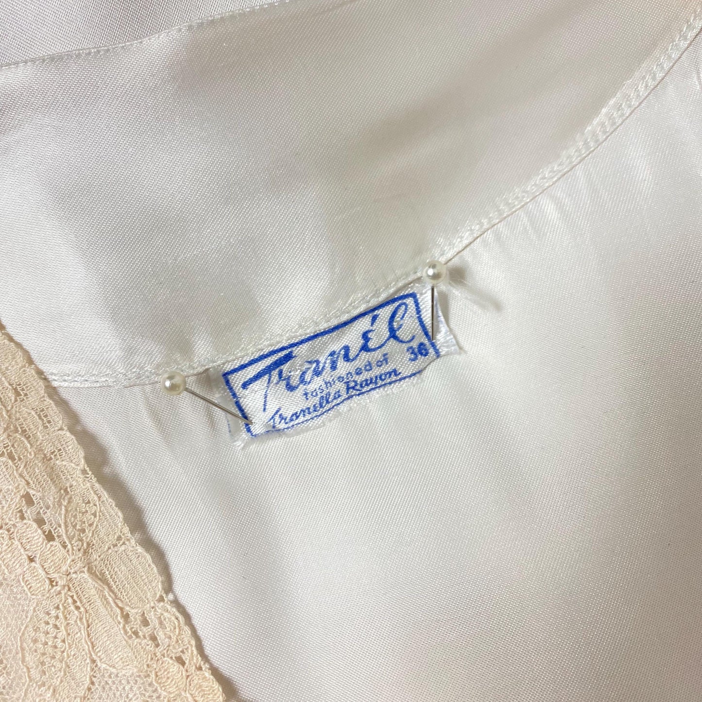 Vintage 1940's Dressing Gown Robe | Pearly White Rayon Satin with Ecru Floral Lace & Shell Buttons | Size LG, XLG | Tranel