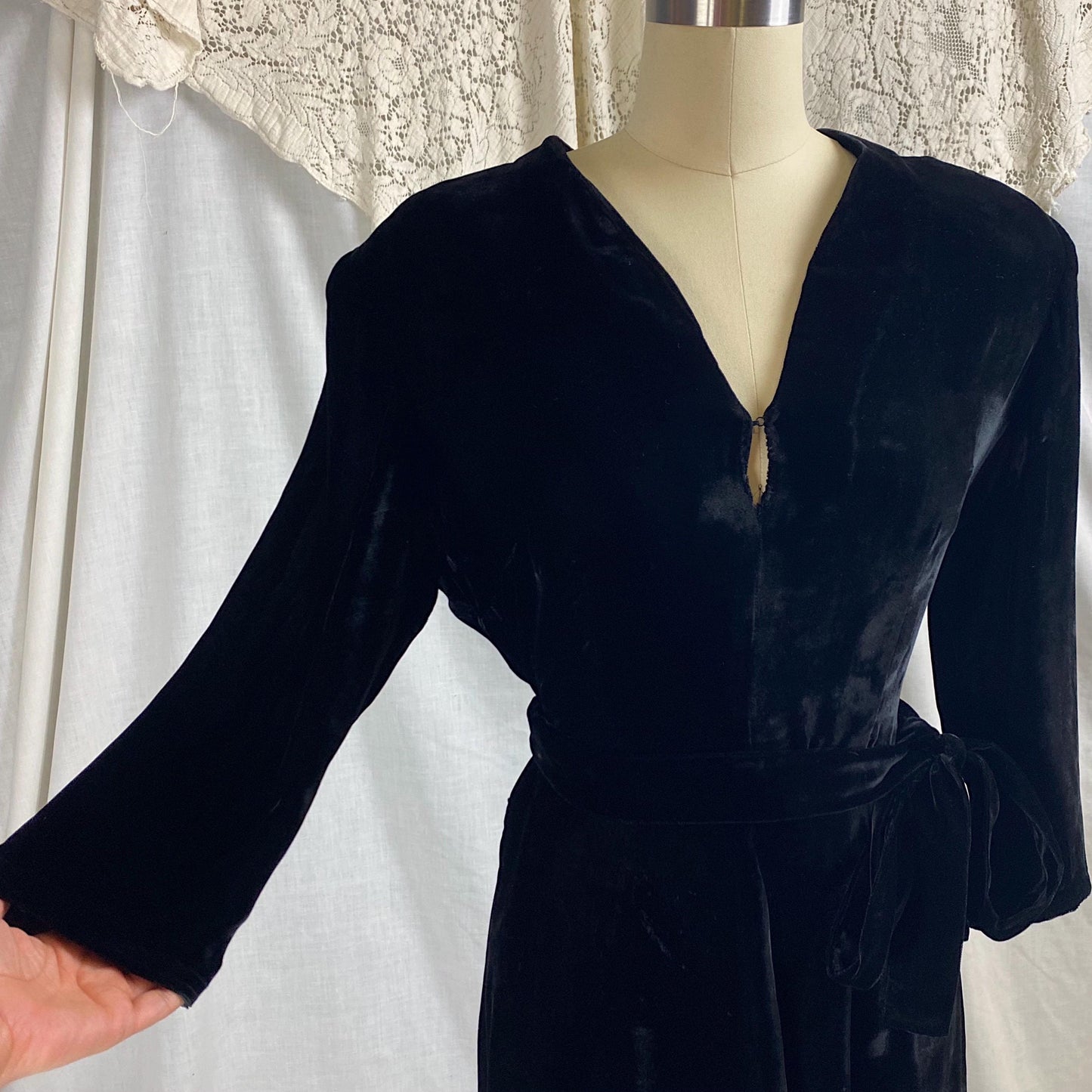 Vintage 1940's Dress | Black Silk Velvet with Keyhole Neckline & Long Sash Tie | Size M