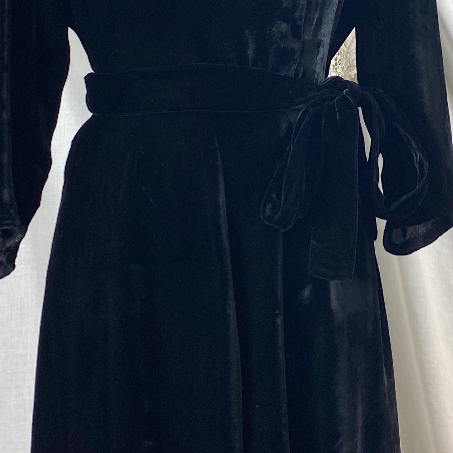Vintage 1940's Dress | Black Silk Velvet with Keyhole Neckline & Long Sash Tie | Size M