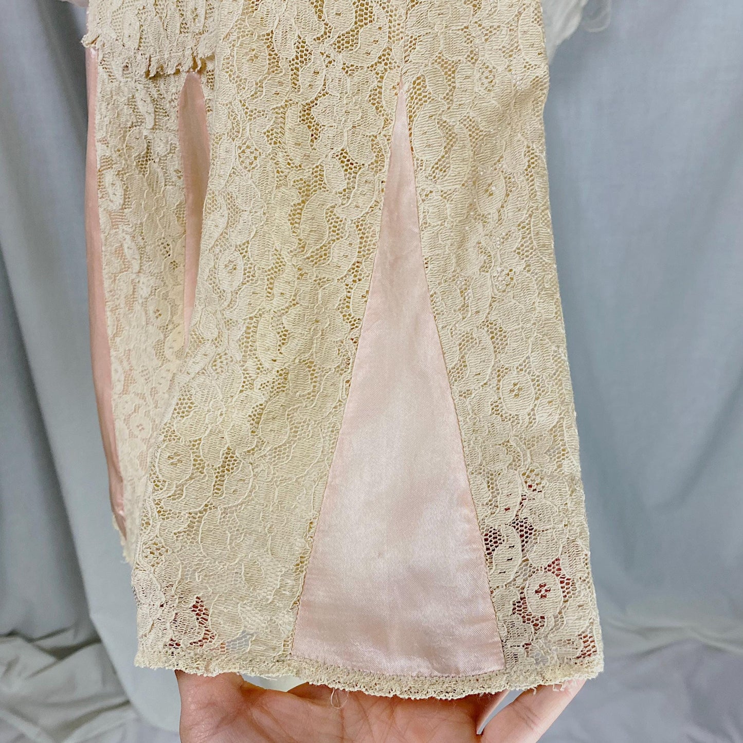 Vintage 1940's Bed Jacket | Pale Nude Floral Cotton Lace with Pink Stain Gores & Belle Sleeves | Size XS, S | By Lace Specialties
