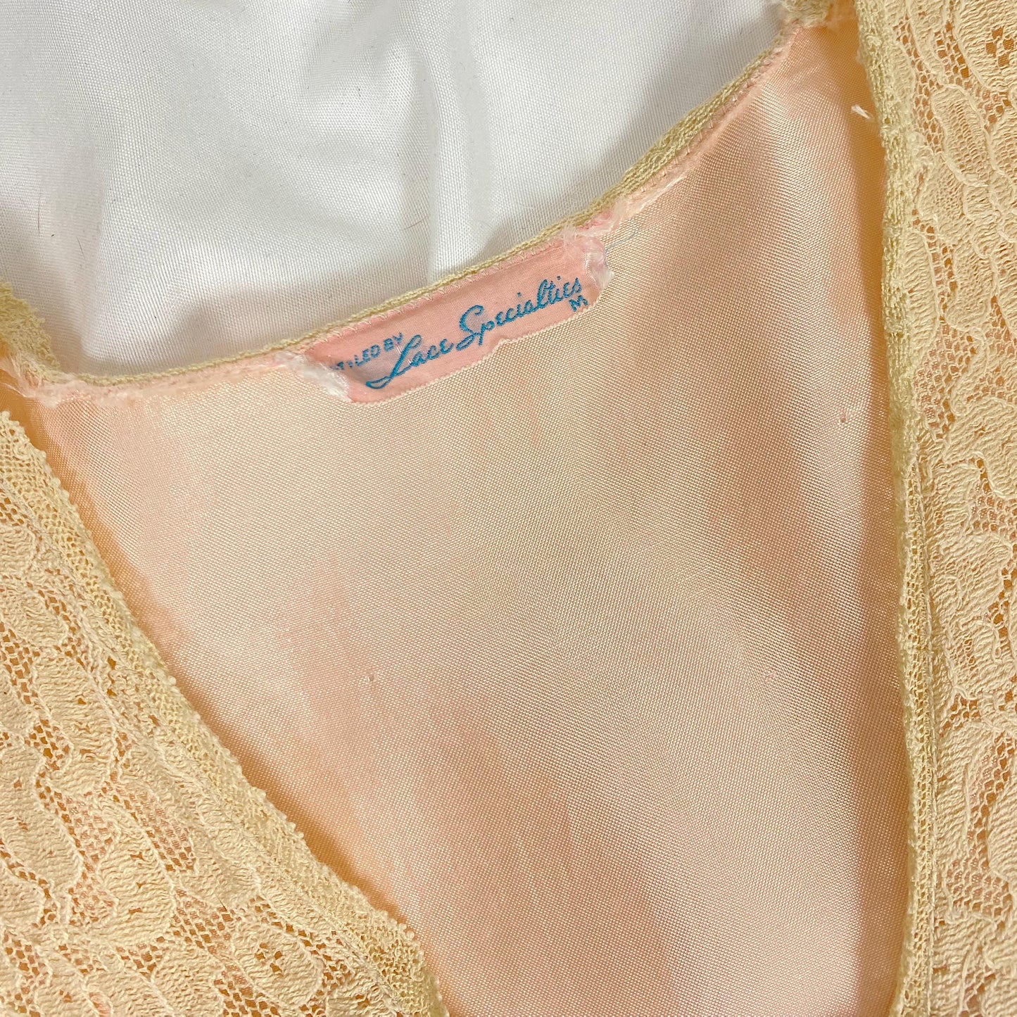 Vintage 1940's Bed Jacket | Pale Nude Floral Cotton Lace with Pink Stain Gores & Belle Sleeves | Size XS, S | By Lace Specialties