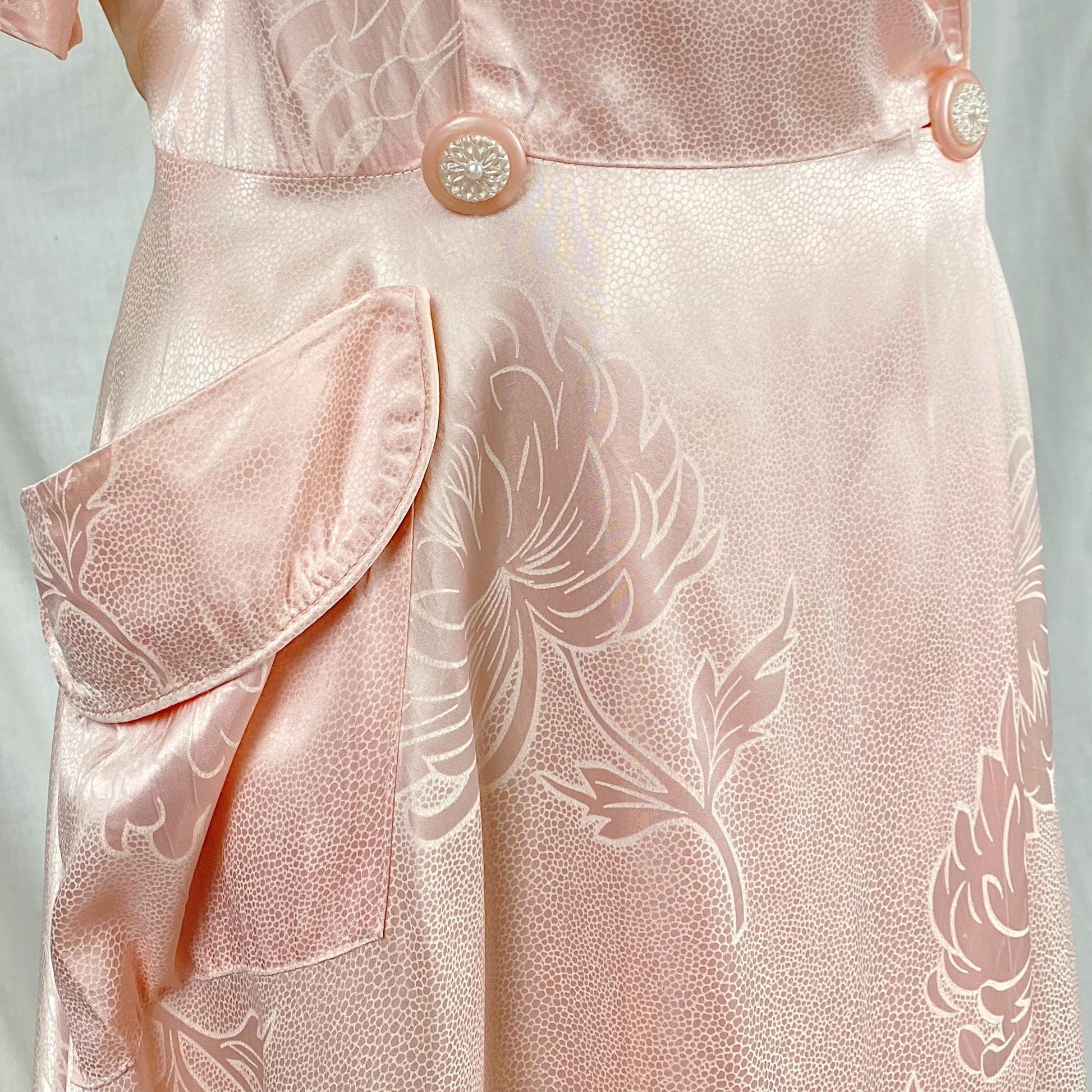 Vintage 1940's - 1950's Dressing Gown Robe | Pale Rose Pink Rayon Satin with White Peony Floral Print | Size M, LG