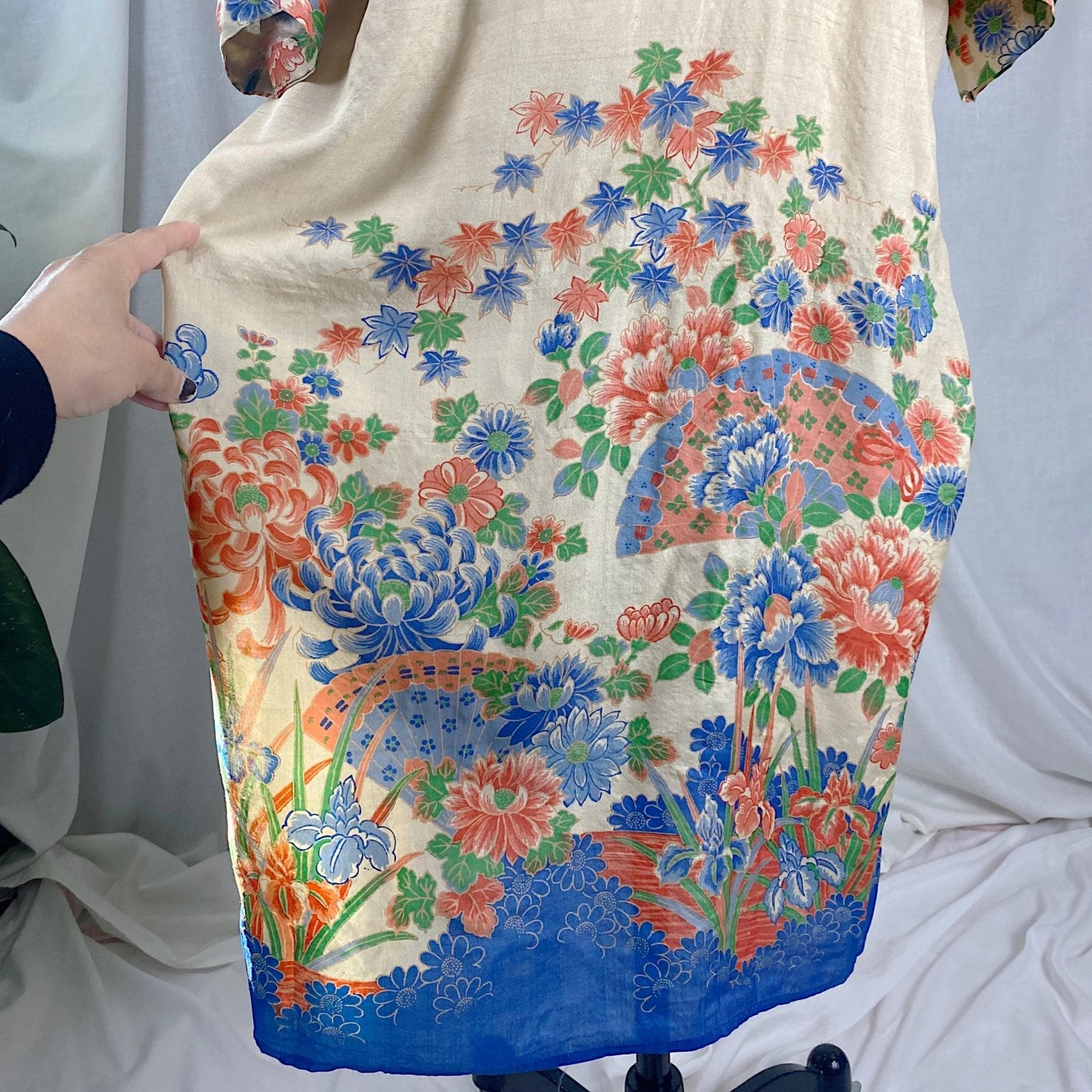 Vintage 1920s Japanese Robe | Natural Pongee Silk with Bold Floral Print & Side Tie | Size S, M, LG - Daggers & Dames