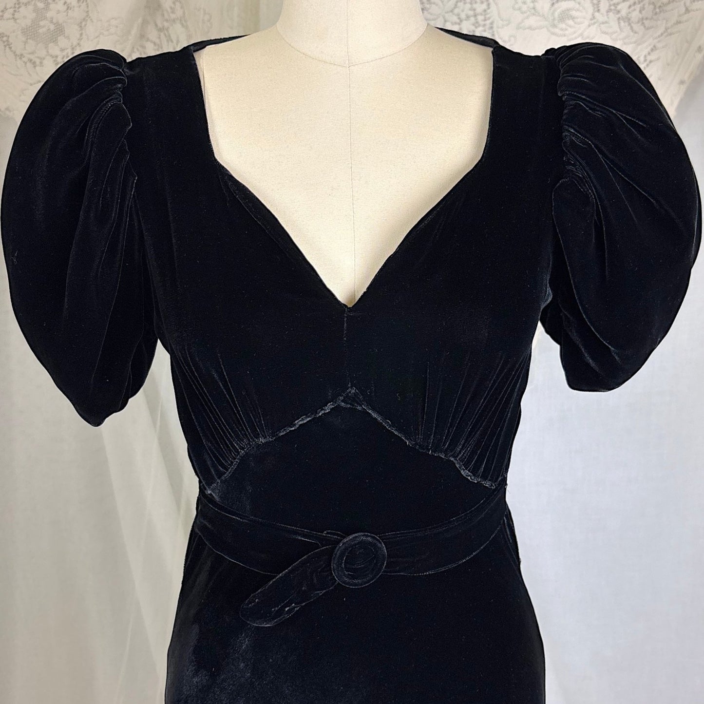 Vintage 1930's Black Velvet Evening Gown with Keyhole Back - Size XS, S - Daggers & Dames