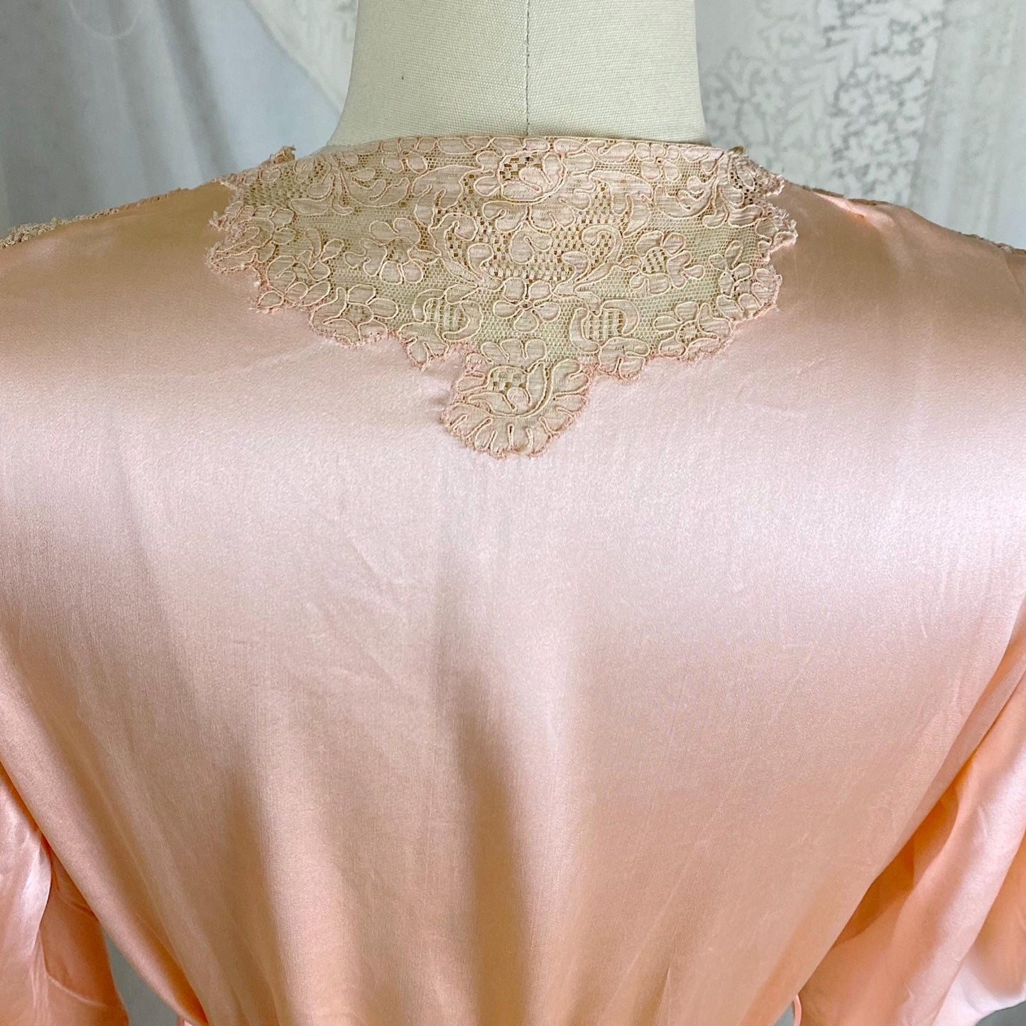 Vintage 1930's Dressing Gown Robe - Lush Rose Pink Silk with Nude Alençon Lace - Size M - Daggers & Dames