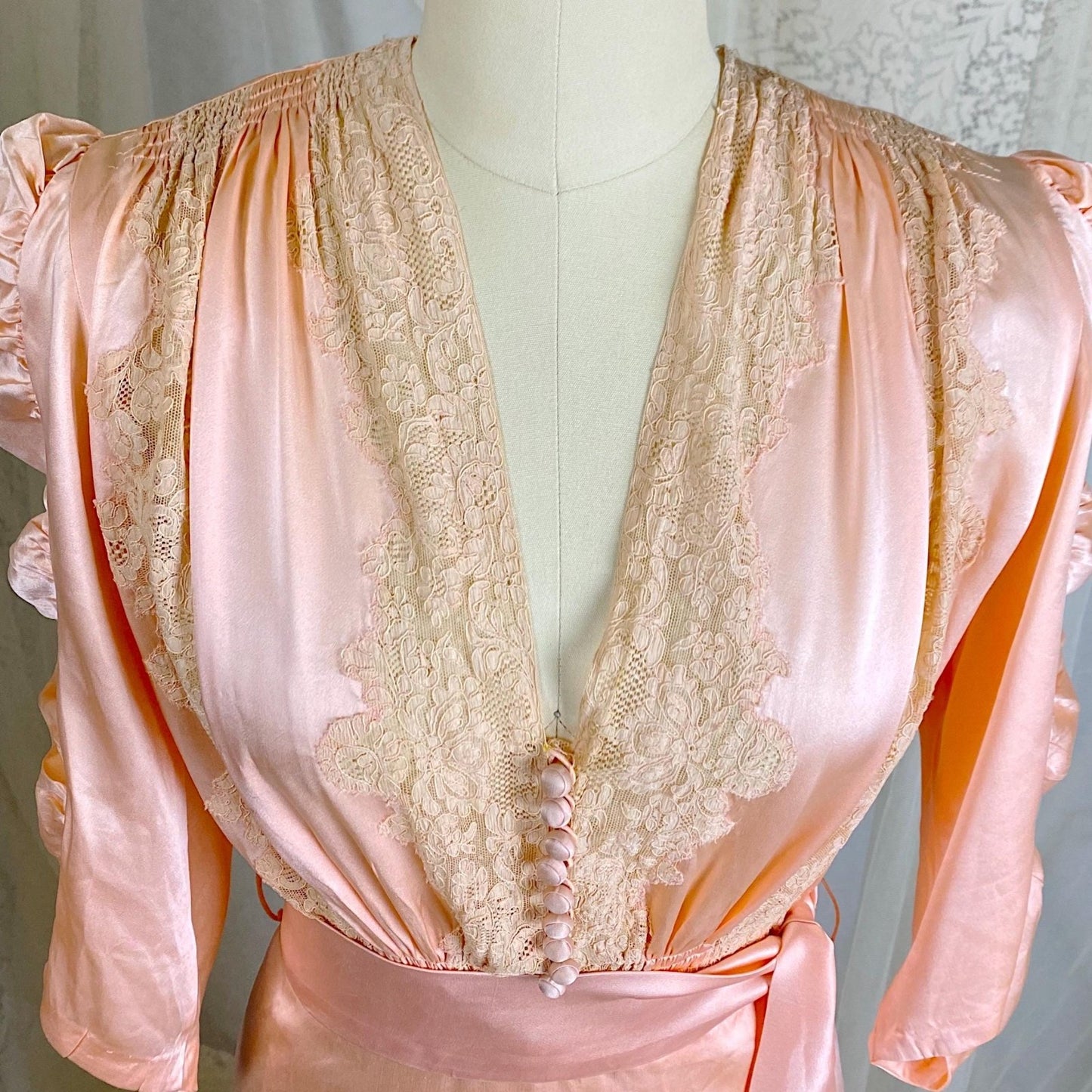Vintage 1930's Dressing Gown Robe - Lush Rose Pink Silk with Nude Alençon Lace - Size M - Daggers & Dames