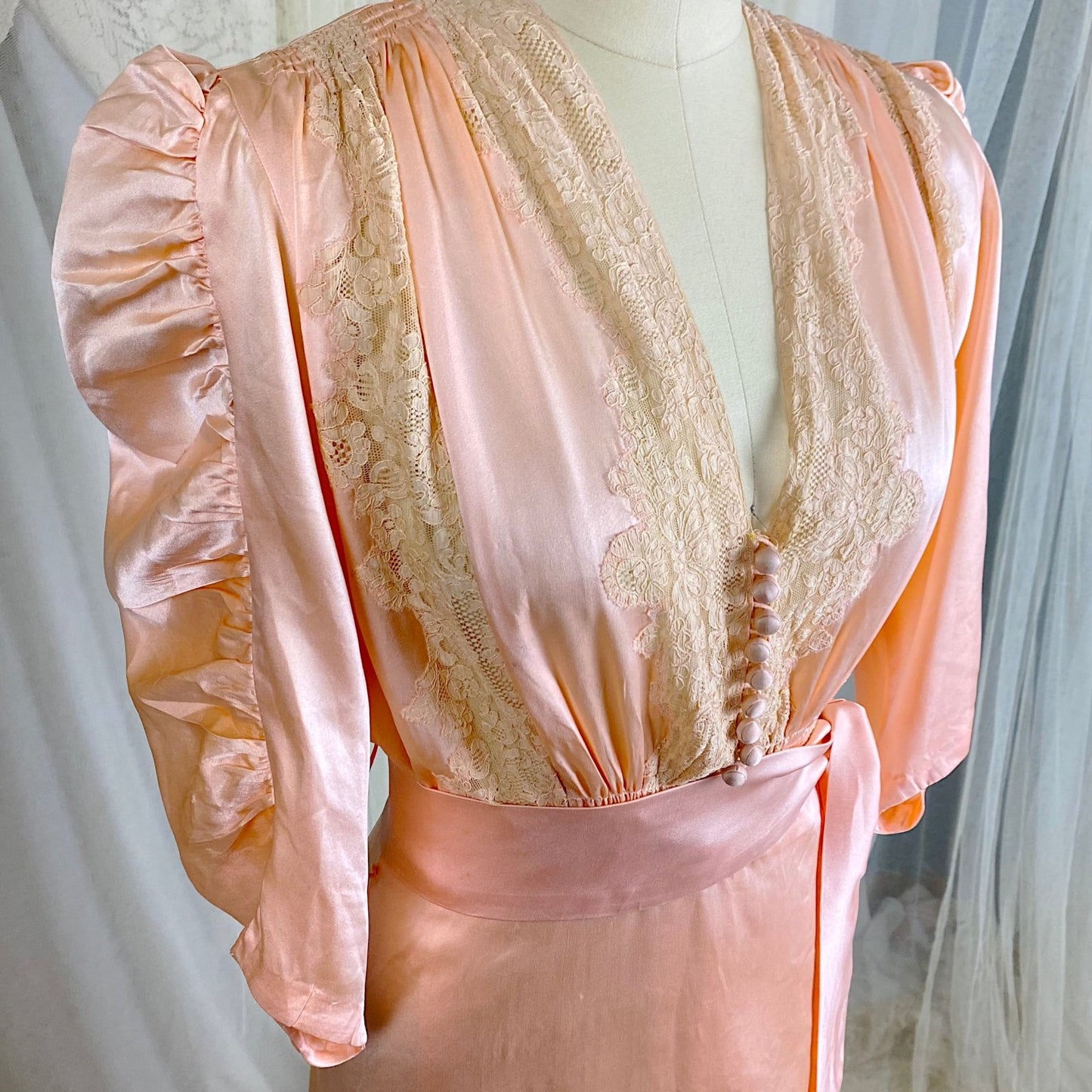 Vintage 1930's Dressing Gown Robe - Lush Rose Pink Silk with Nude Alençon Lace - Size M - Daggers & Dames