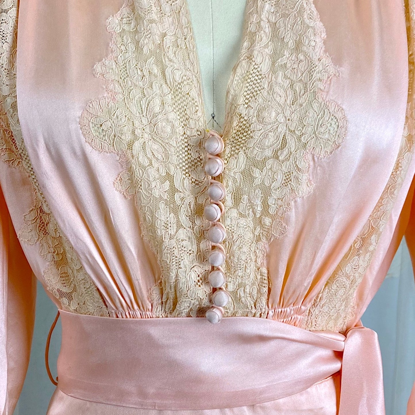 Vintage 1930's Dressing Gown Robe - Lush Rose Pink Silk with Nude Alençon Lace - Size M - Daggers & Dames