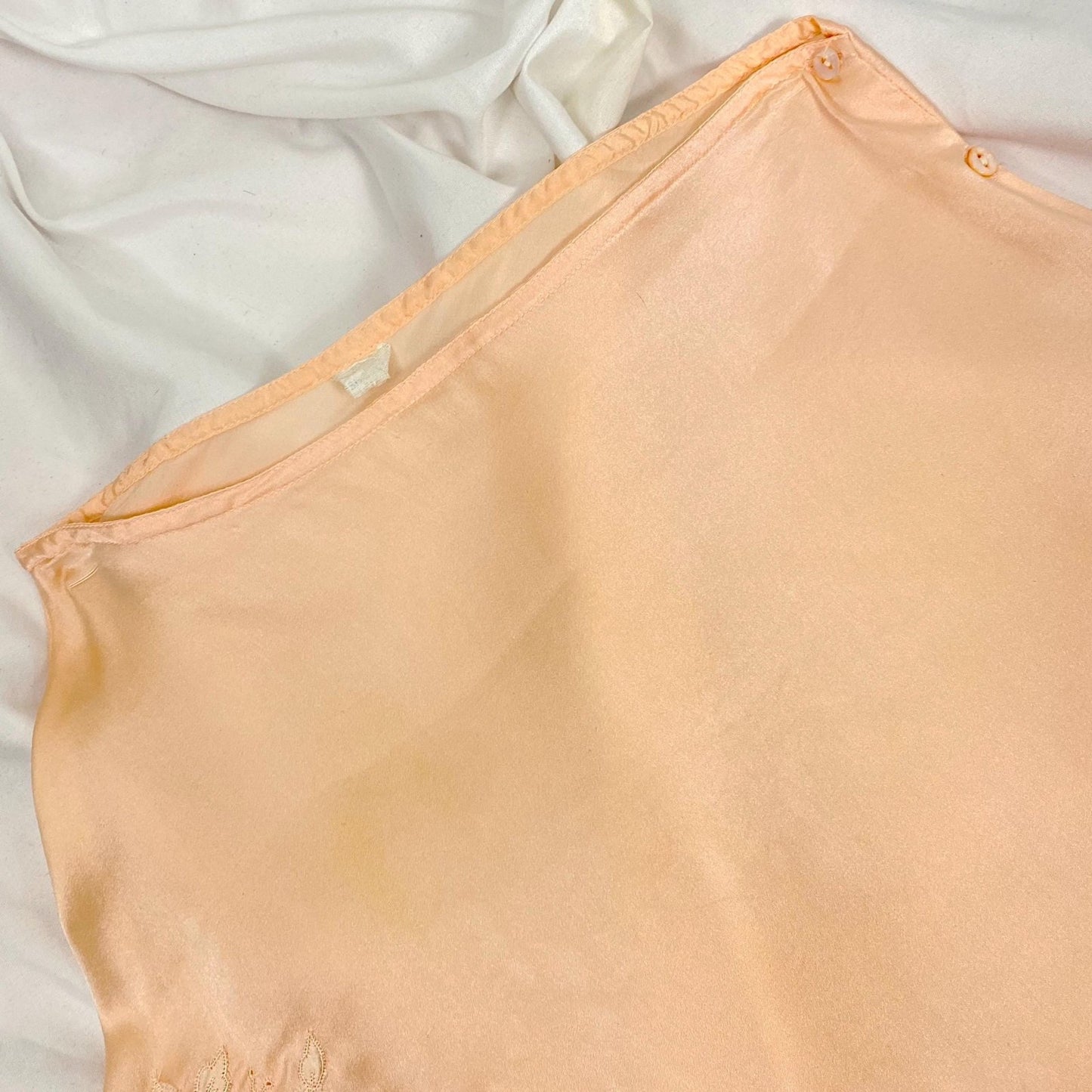 Vintage 1930's Tap Pants | Peachy Pink Silk with Satin Appliques & Scalloped Hem | Size XS - Daggers & Dames