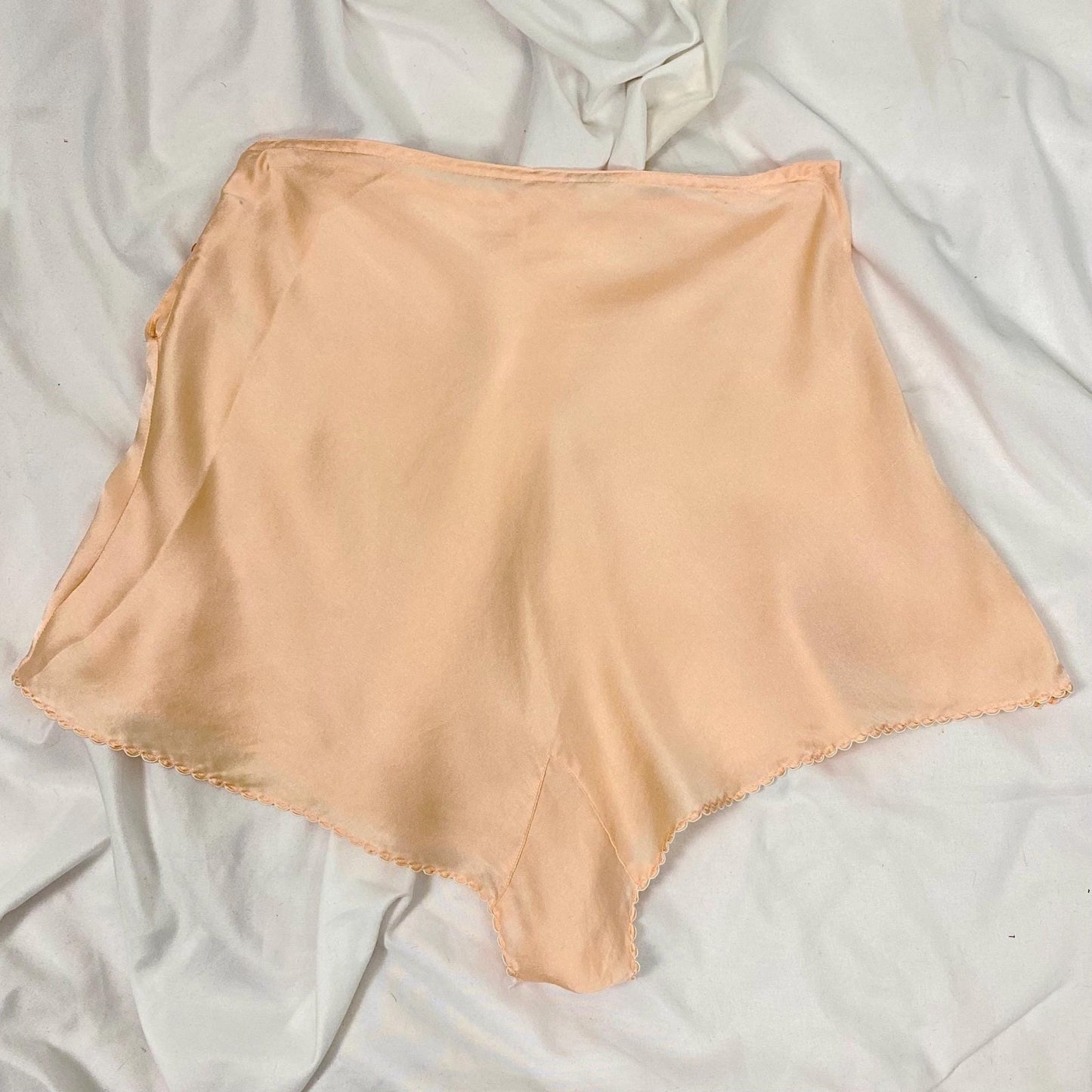 Vintage 1930's Tap Pants | Peachy Pink Silk with Satin Appliques & Scalloped Hem | Size XS - Daggers & Dames