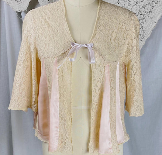 Vintage 1940s Bed Jacket | Pale Nude Floral Cotton Lace with Pink Stain Gores & Belle Sleeves | Size XS, S | By Lace Specialties - Daggers & Dames