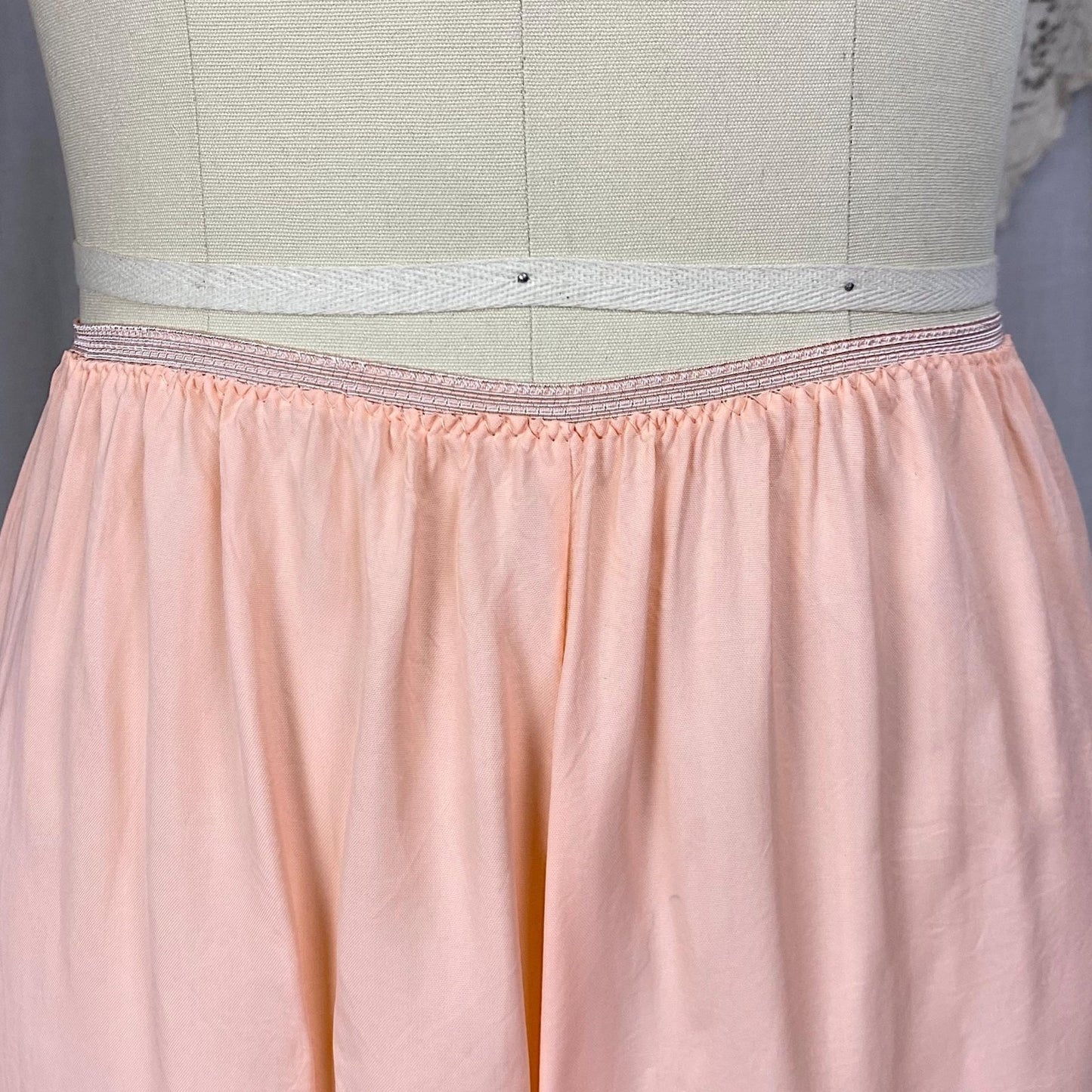 Vintage 1940's Pajama Set | Creamy Rose Pink Rayon with Nude Lace & Blue Silk Ribbon Detail | Size S, M - Daggers & Dames