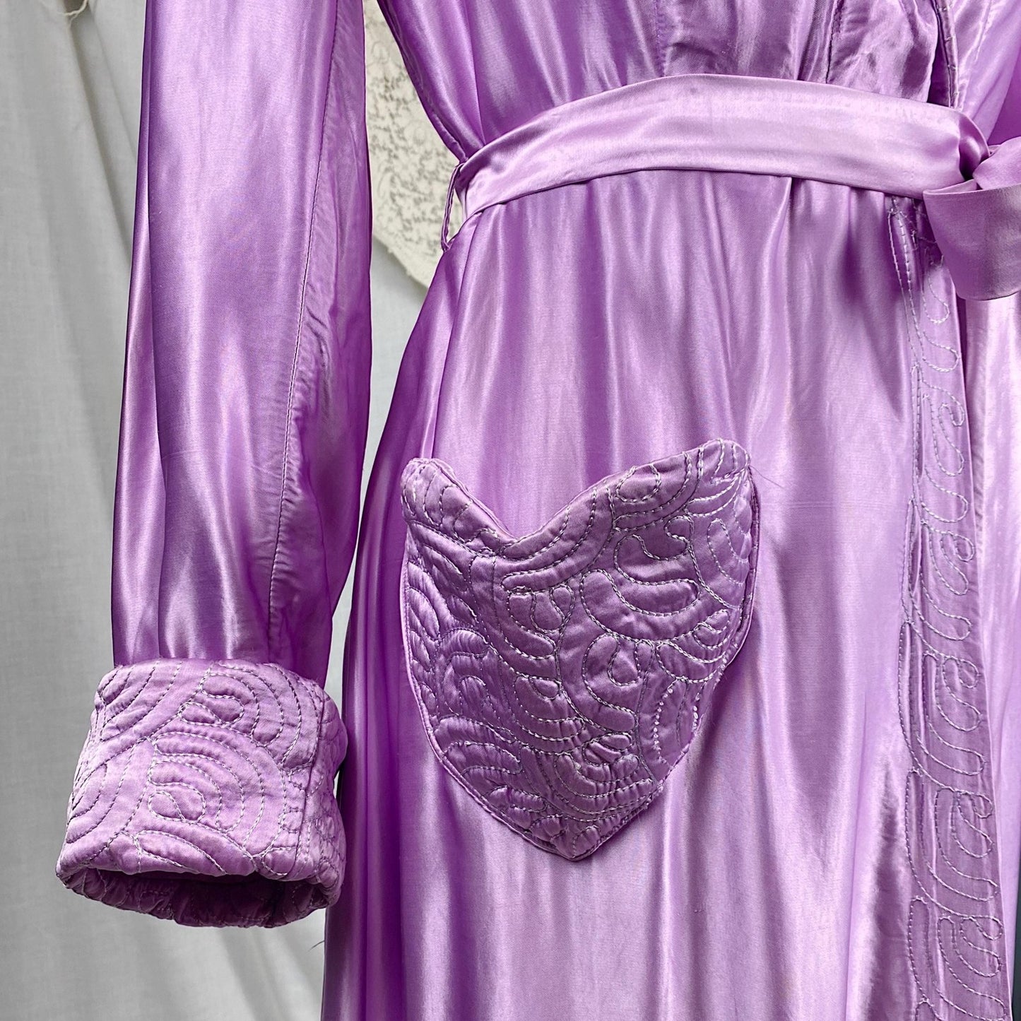 Vintage 1940's Robe | Lilac Purple Rayon Satin with Trapunto Stitching | Size S, M - Daggers & Dames