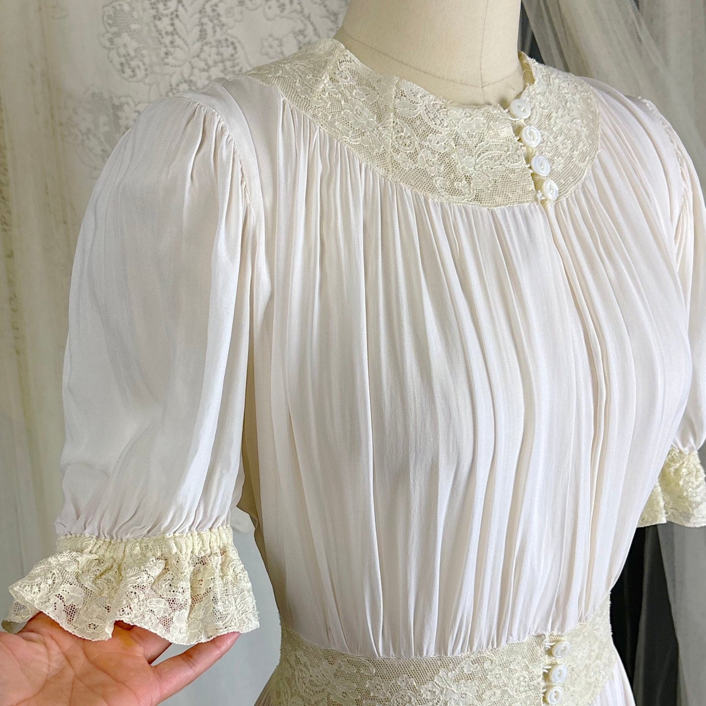Vintage 1940's Sheer White Rayon Chiffon Dressing Gown - By Radcliffe, Size M - Daggers & Dames