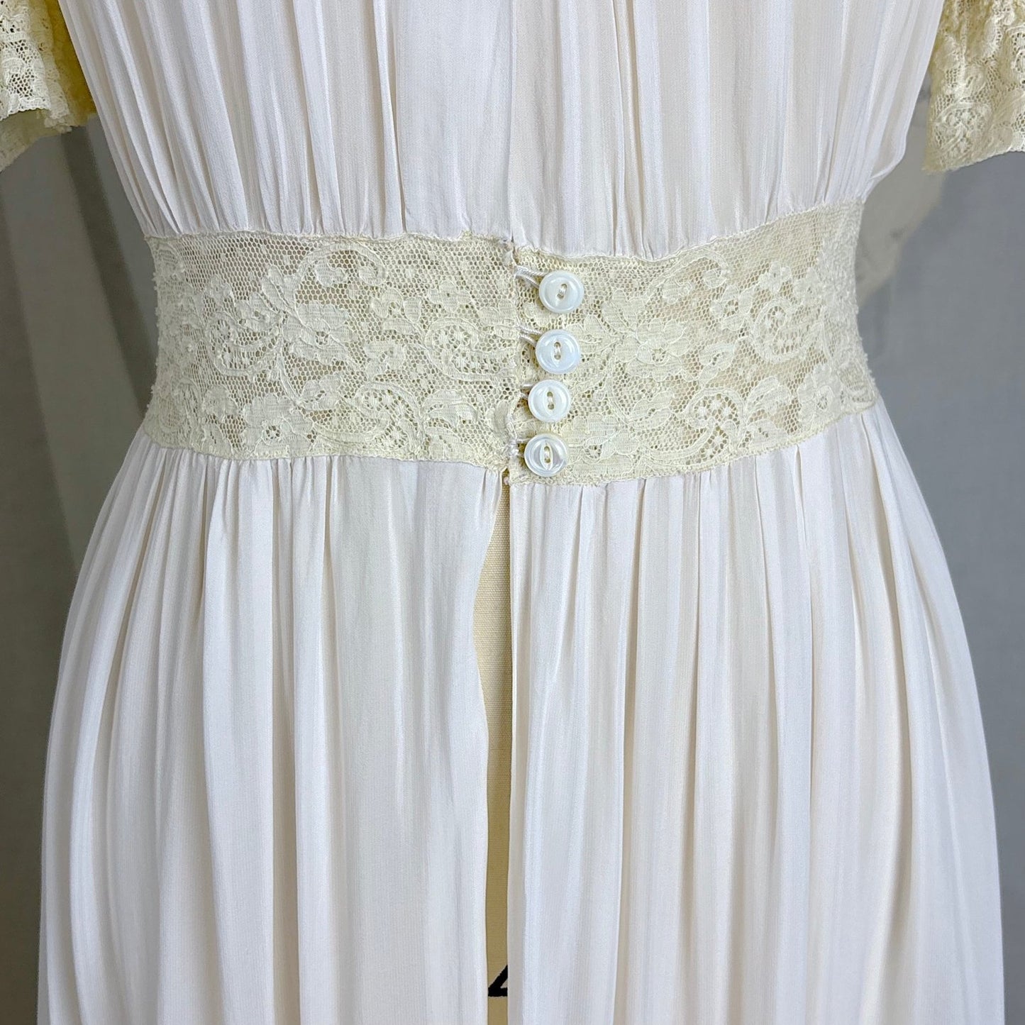 Vintage 1940's Sheer White Rayon Chiffon Dressing Gown - By Radcliffe, Size M - Daggers & Dames