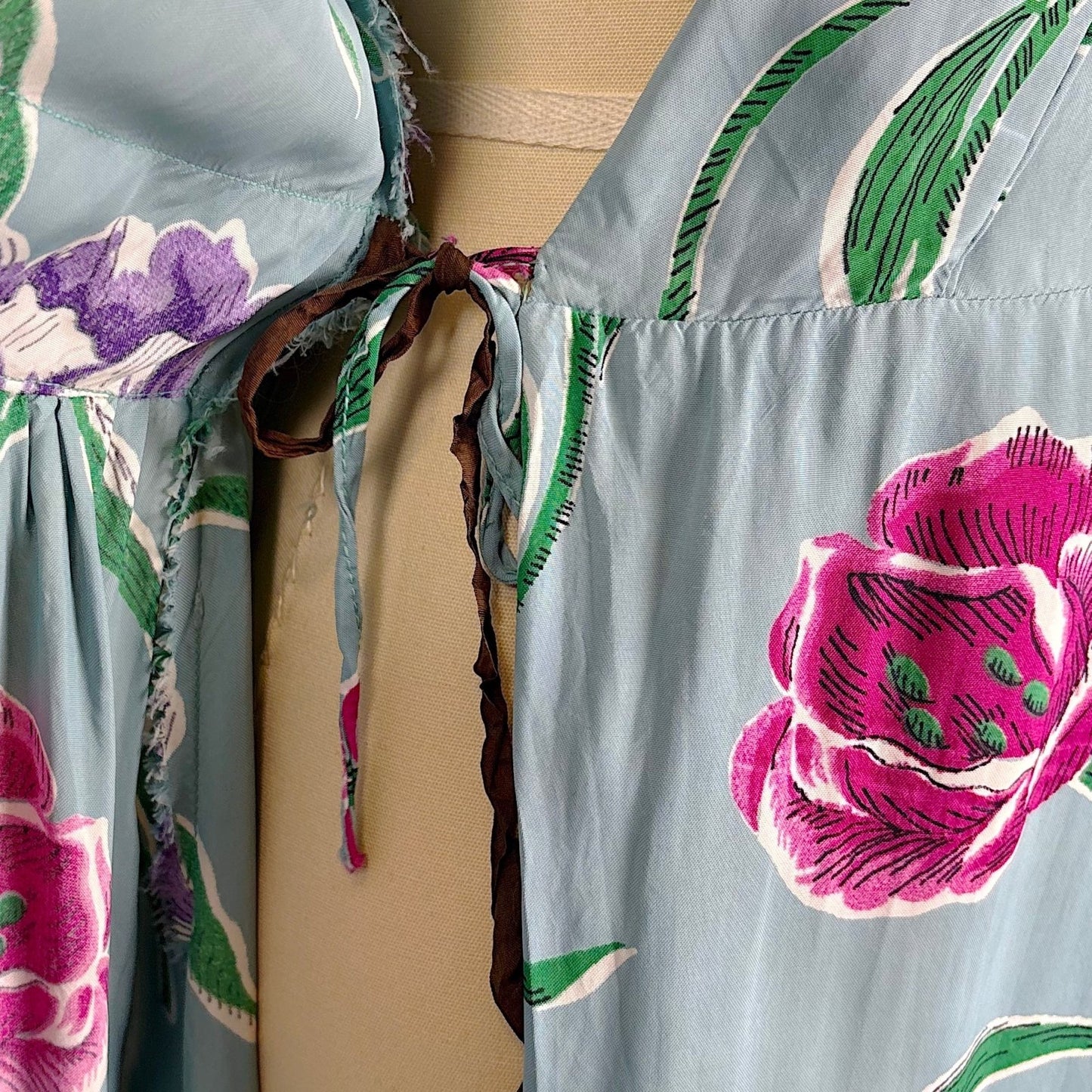 Vintage 1940's Sky Blue Rayon Dressing Gown with Bold Tulip Print - By Vali Fashion, Size S, M - Daggers & Dames