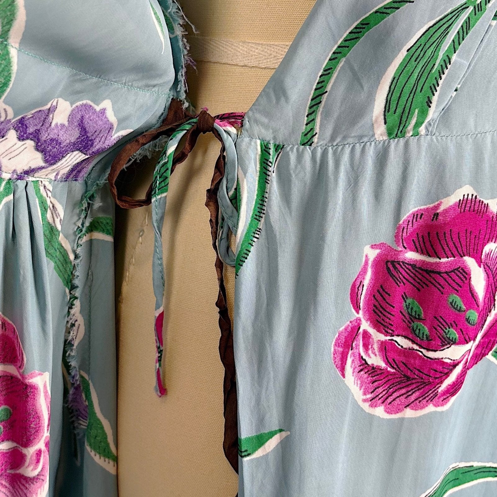 Vintage 1940's Sky Blue Rayon Dressing Gown with Bold Tulip Print - By Vali Fashion, Size S, M - Daggers & Dames