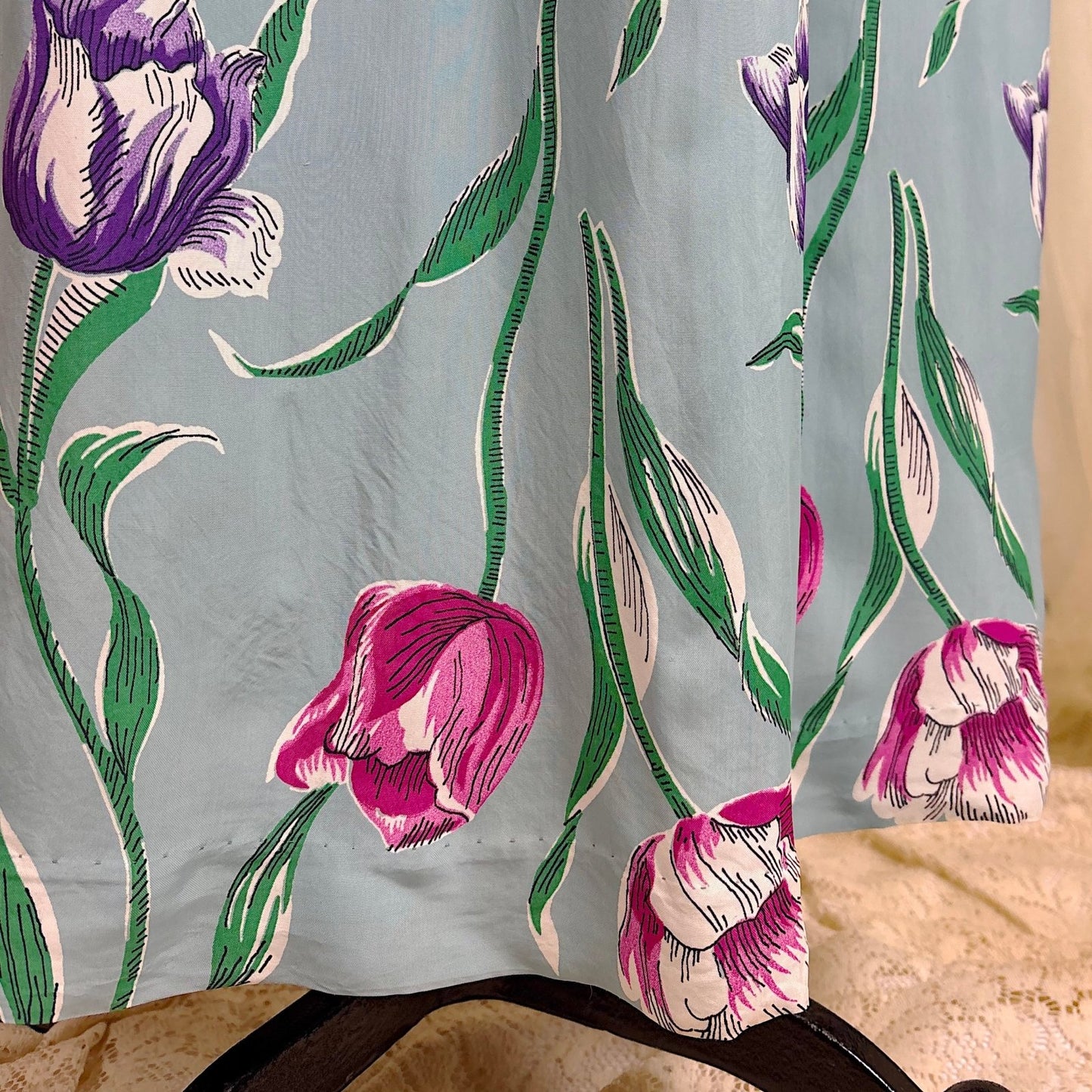 Vintage 1940's Sky Blue Rayon Dressing Gown with Bold Tulip Print - By Vali Fashion, Size S, M - Daggers & Dames