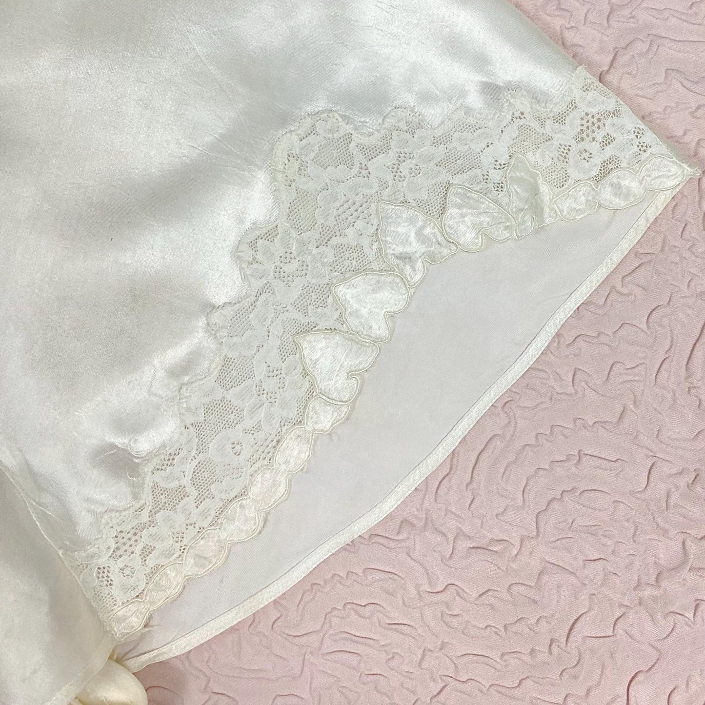 Vintage 1940's Tap Pants | Pearlescent White Rayon Satin with Heart Appliques & Lace | Size XS | Corticelli Lingerie - Daggers & Dames