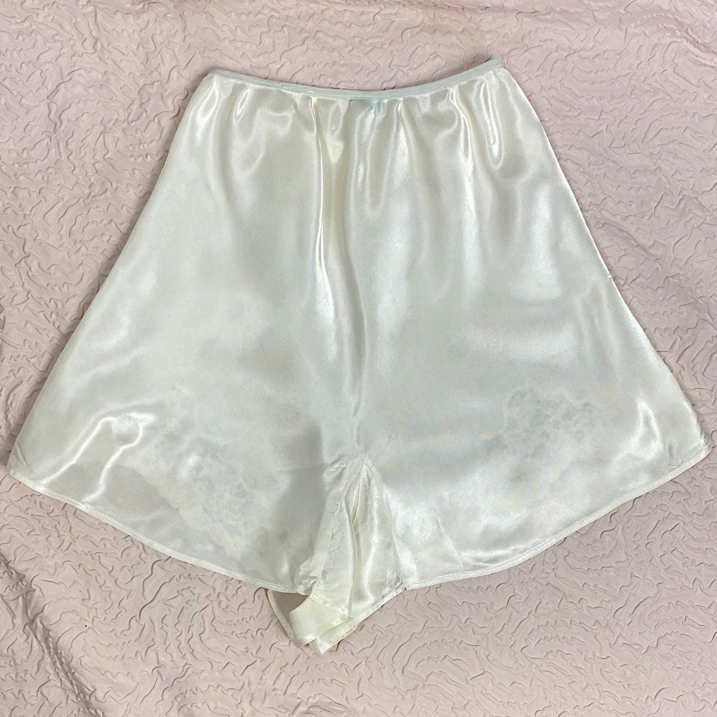 Vintage 1940's Tap Pants | Pearlescent White Rayon Satin with Heart Appliques & Lace | Size XS | Corticelli Lingerie - Daggers & Dames
