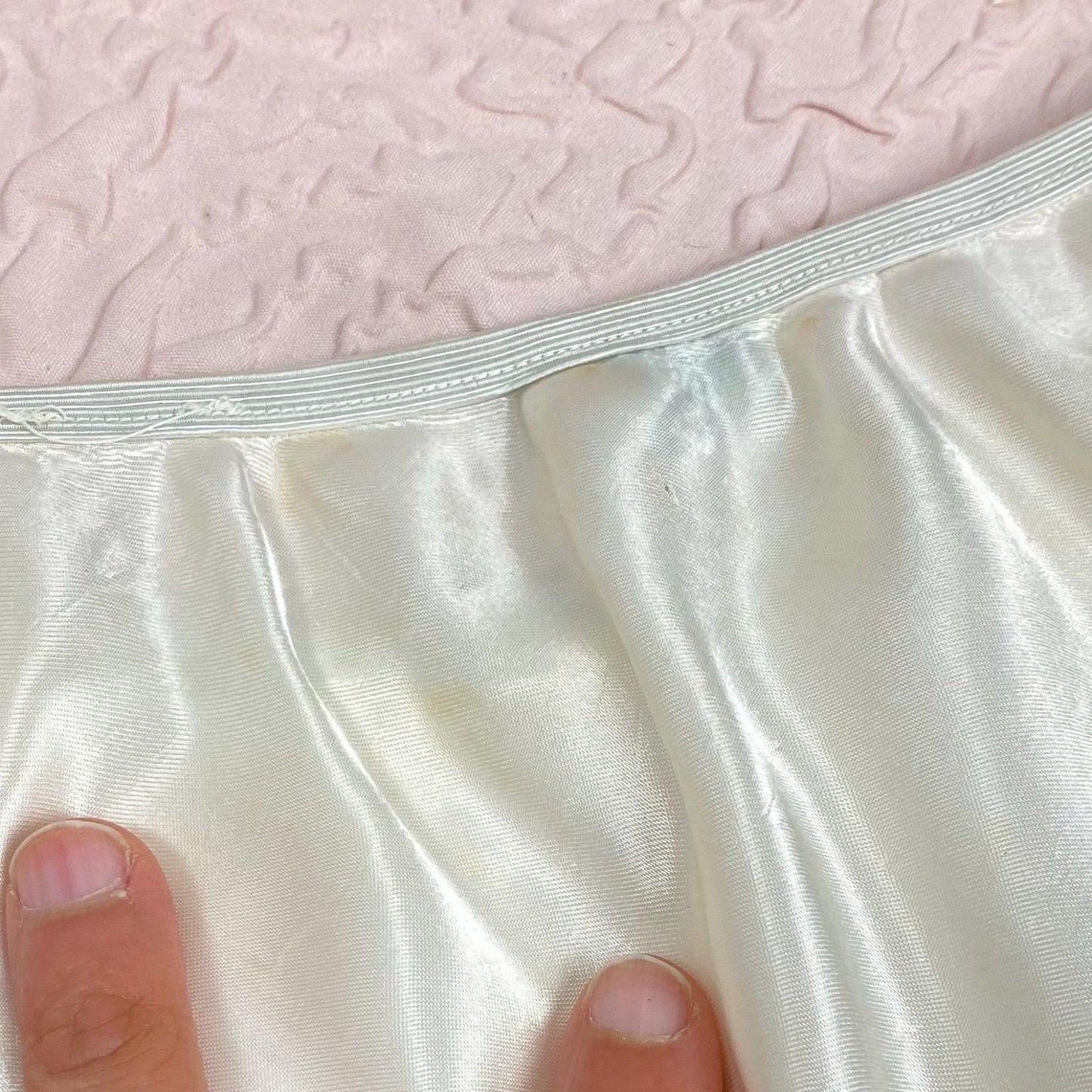 Vintage 1940's Tap Pants | Pearlescent White Rayon Satin with Heart Appliques & Lace | Size XS | Corticelli Lingerie - Daggers & Dames