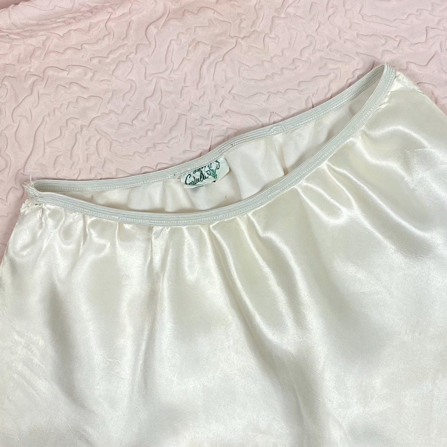 Vintage 1940's Tap Pants | Pearlescent White Rayon Satin with Heart Appliques & Lace | Size XS | Corticelli Lingerie - Daggers & Dames