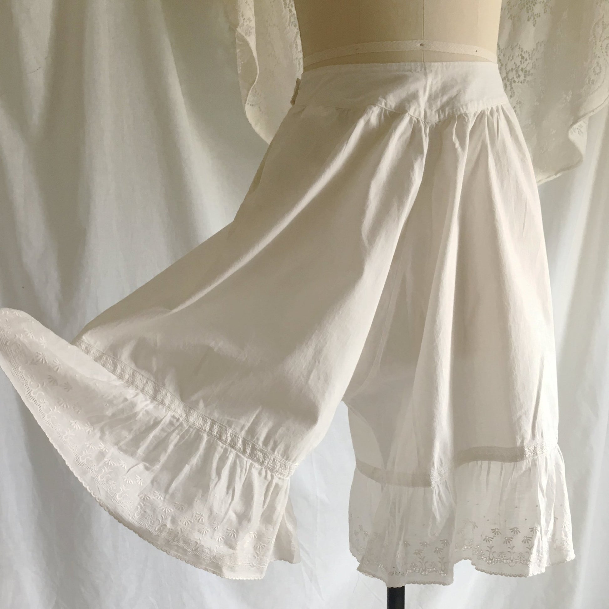 Antique 1910's Edwardian Bloomers | White Cotton with Eyelet Lace & Closed Crotch | Size M - Daggers & Dames