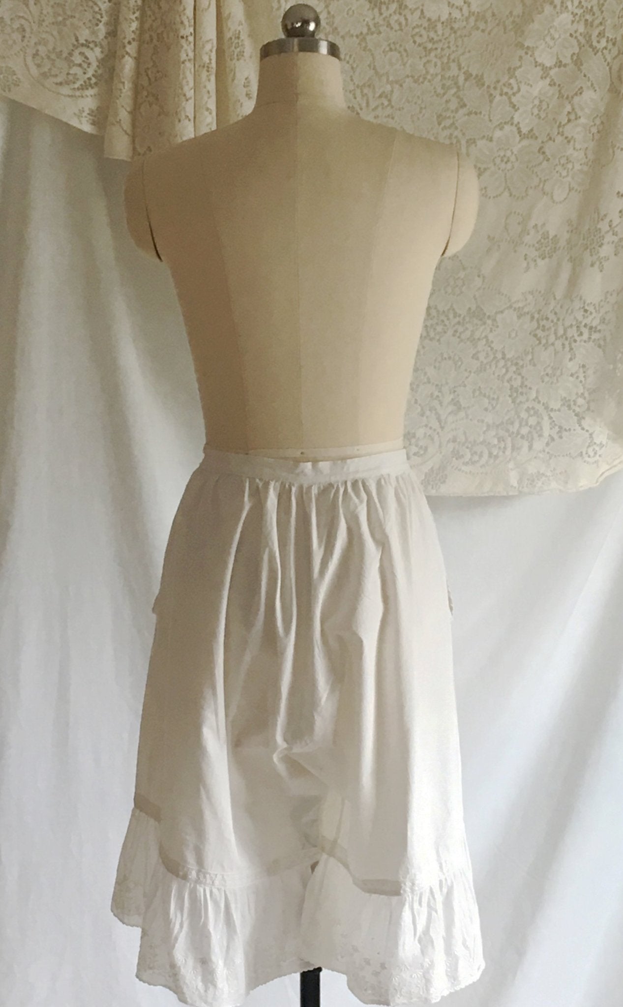 Antique 1910's Edwardian Bloomers | White Cotton with Eyelet Lace & Closed Crotch | Size M - Daggers & Dames
