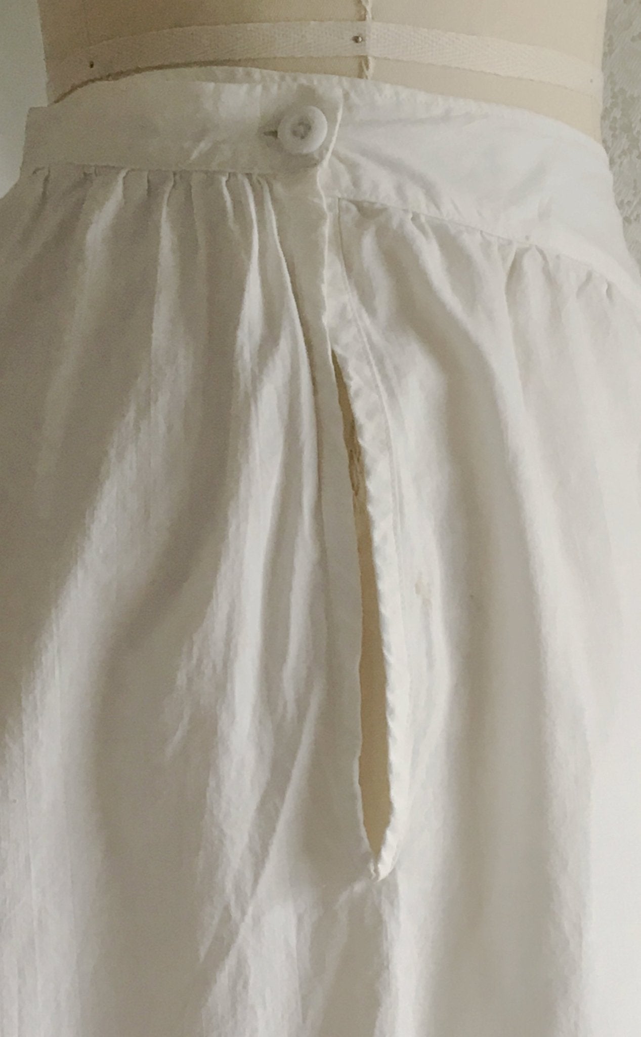 Antique 1910's Edwardian Bloomers | White Cotton with Eyelet Lace & Closed Crotch | Size M - Daggers & Dames