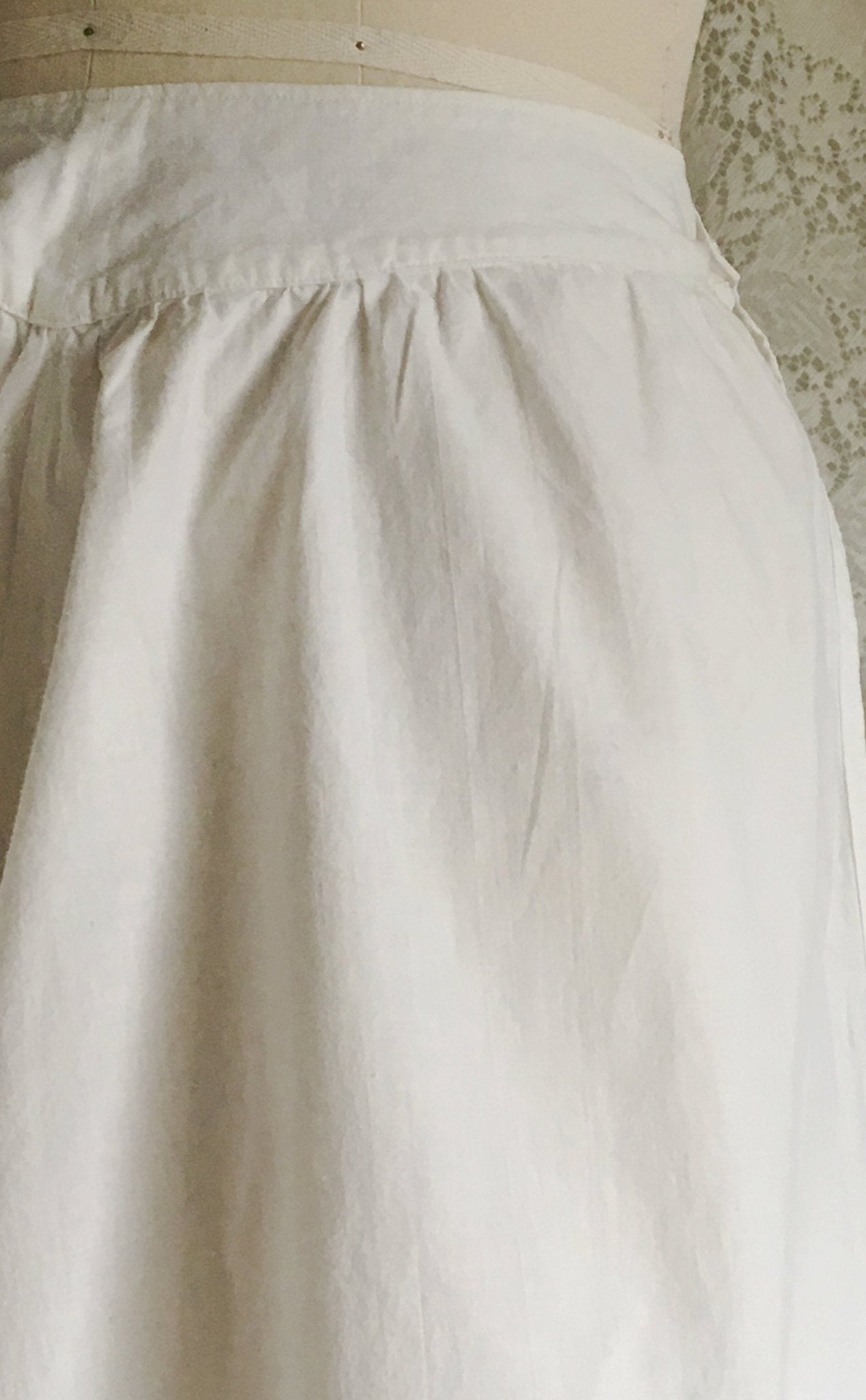 Antique 1910's Edwardian Bloomers | White Cotton with Eyelet Lace & Closed Crotch | Size M - Daggers & Dames