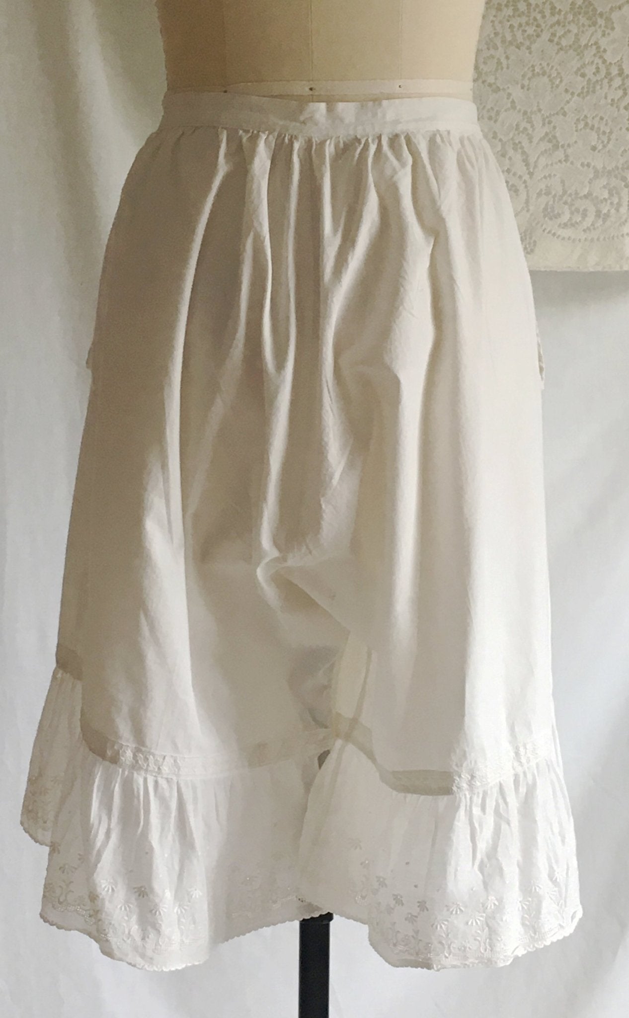 Antique 1910's Edwardian Bloomers | White Cotton with Eyelet Lace & Closed Crotch | Size M - Daggers & Dames