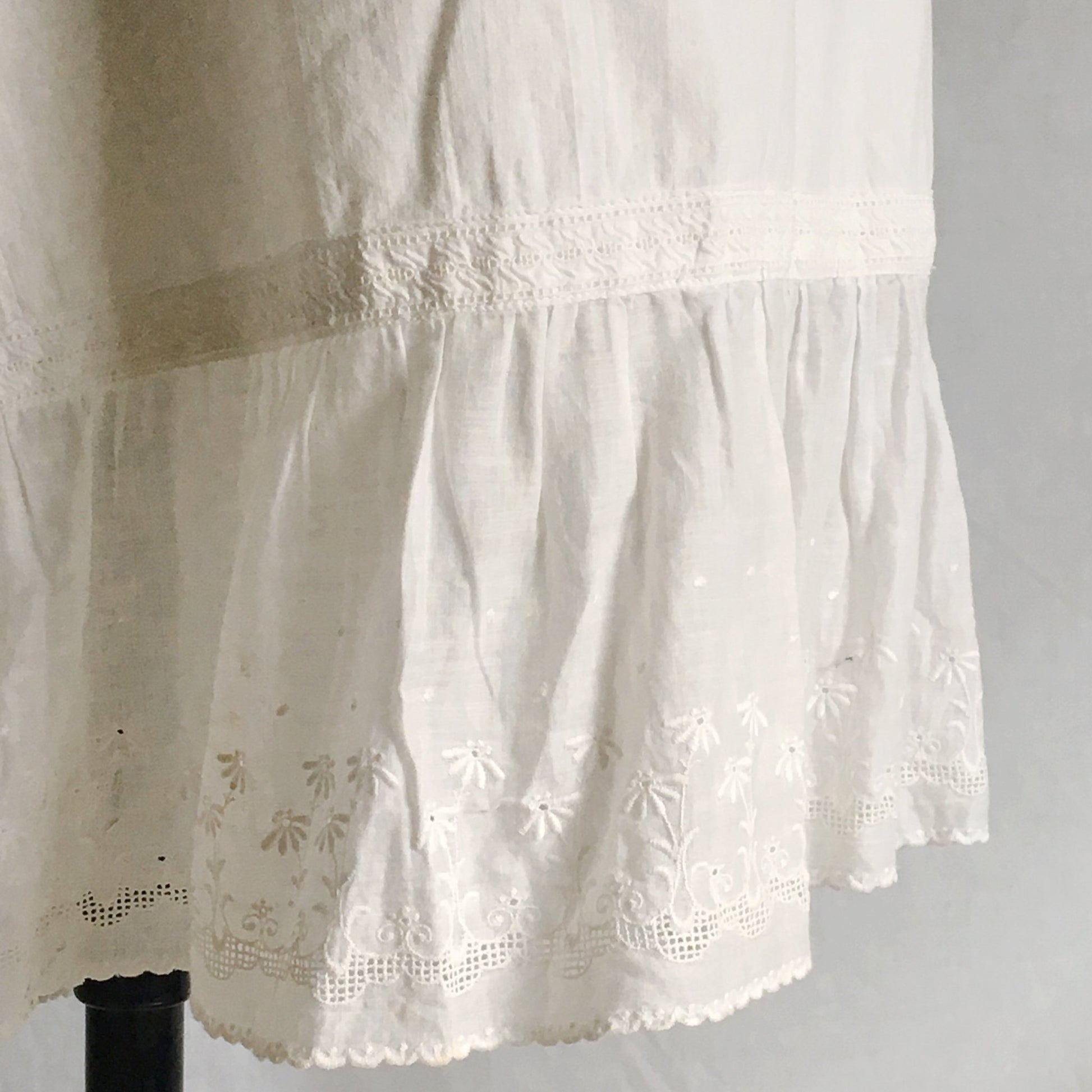 Antique 1910's Edwardian Bloomers | White Cotton with Eyelet Lace & Closed Crotch | Size M - Daggers & Dames