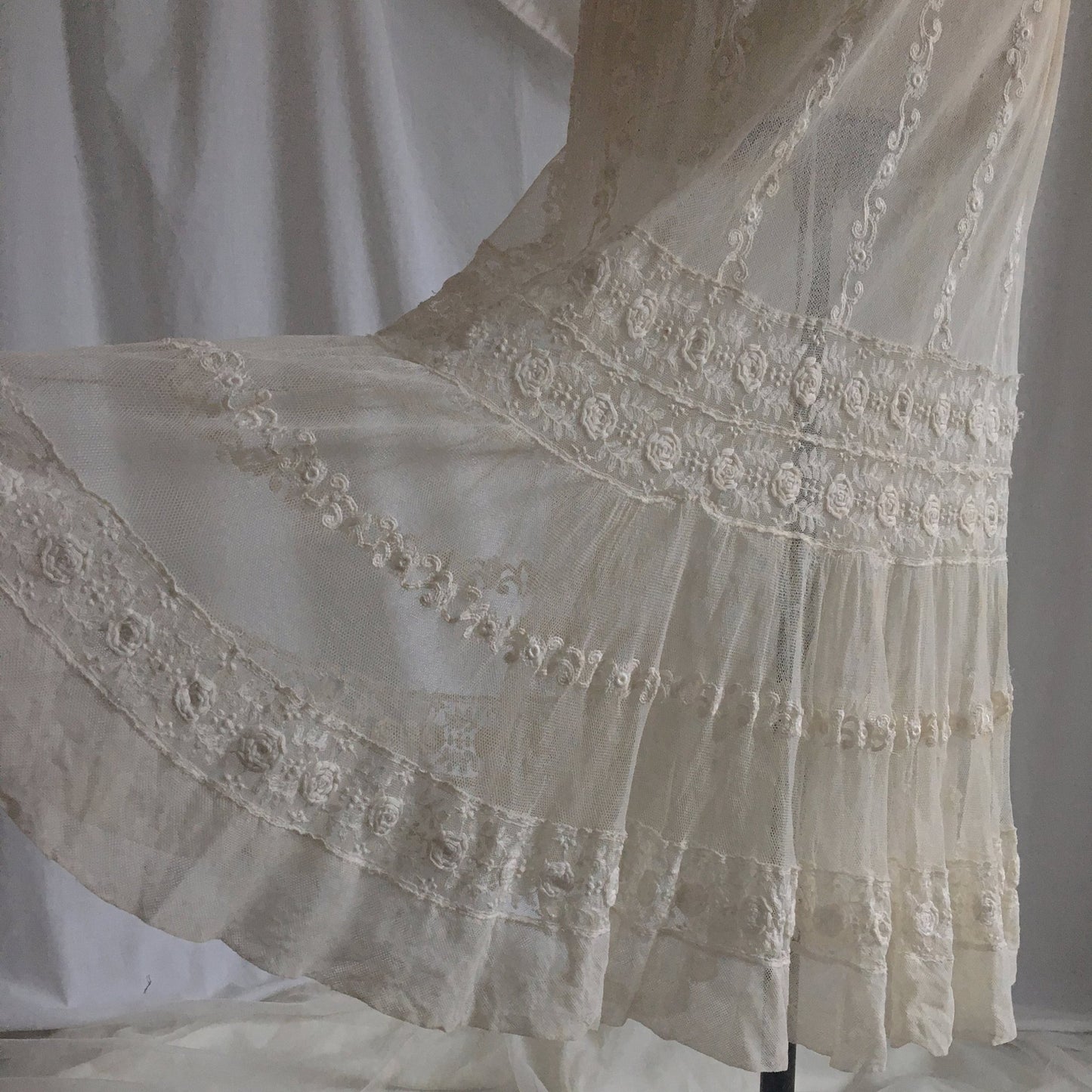 Antique 1910's Edwardian Dress | Ivory Tambour Embroidered Lace Tulle with Mermaid Skirt | Size XS, S - Daggers & Dames