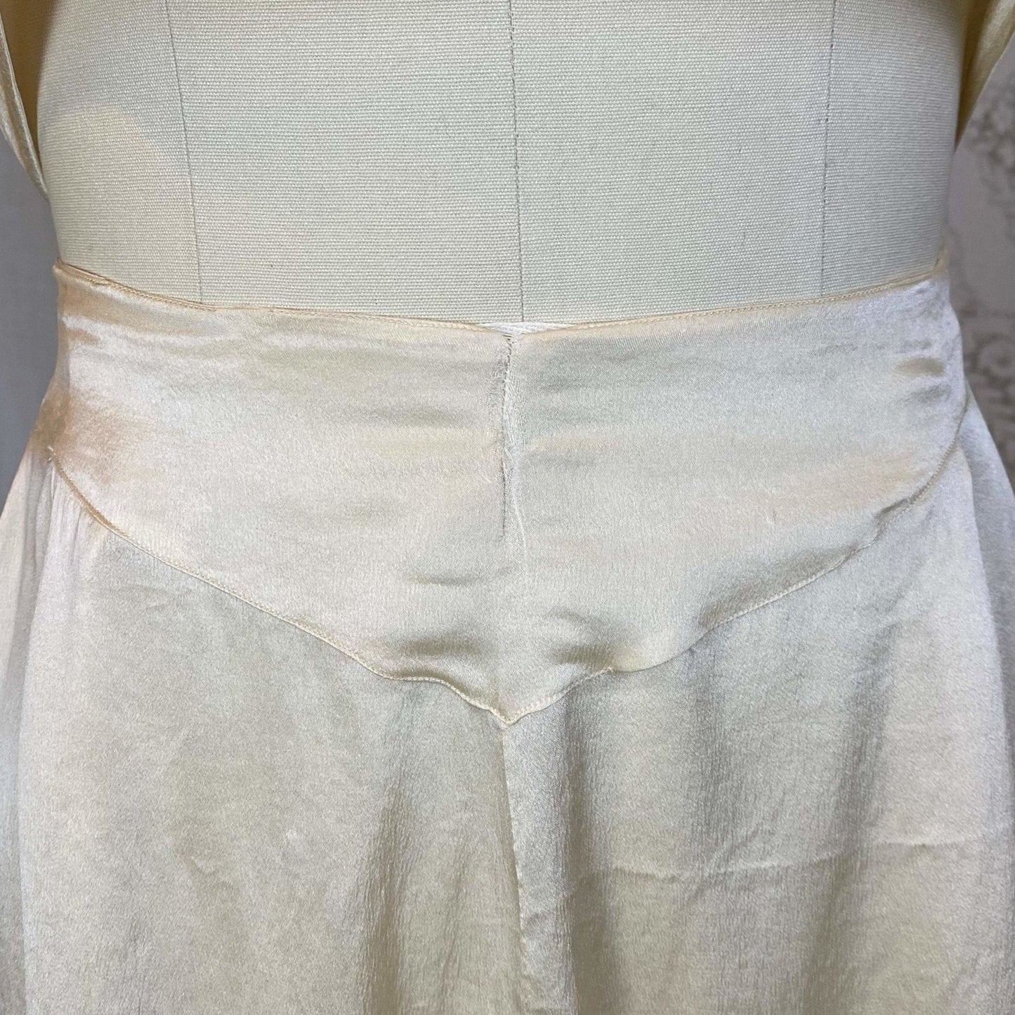 Antique 1920's Bralette & Tap Pants Set | Creamy Champagne Silk with floral Alençon Lace | Size M - Daggers & Dames