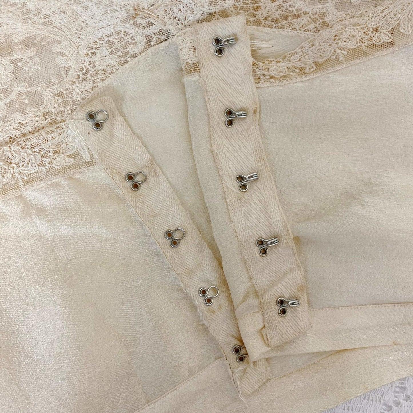 Antique 1920's Bralette & Tap Pants Set | Creamy Champagne Silk with floral Alençon Lace | Size M - Daggers & Dames