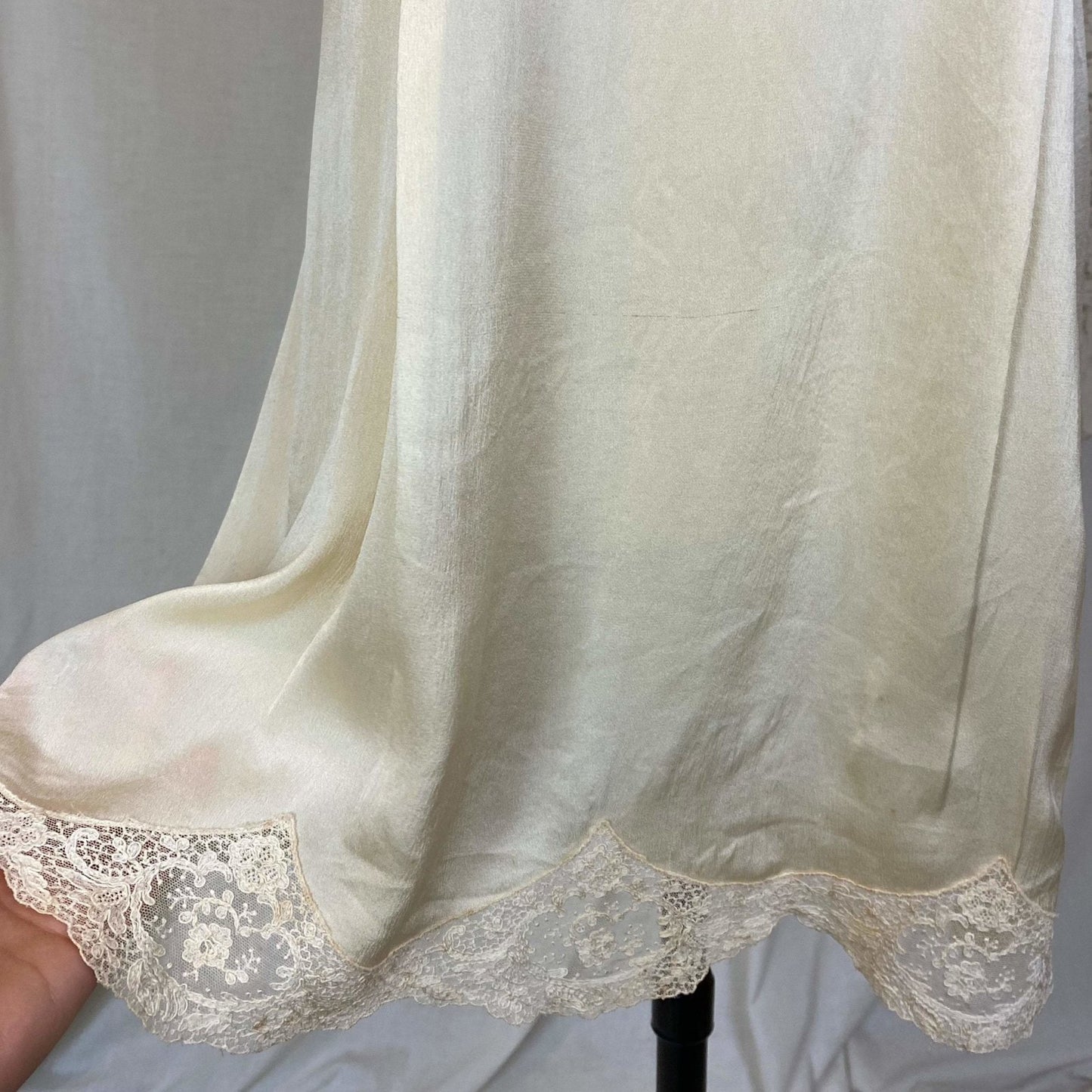Antique 1920's Chemise Slip | Creamy Champagne Silk with Floral Alençon Lace | Size S, M, LG - Daggers & Dames