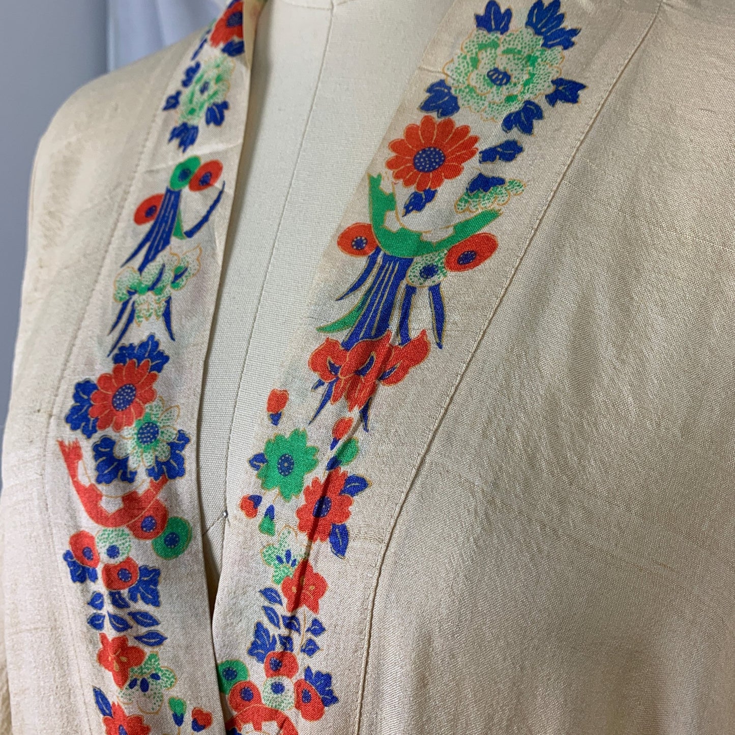 Antique 1920's Japanese Kimono Robe | Natural Pongee Raw Silk with Elaborate Floral Print | Size Free - Daggers & Dames
