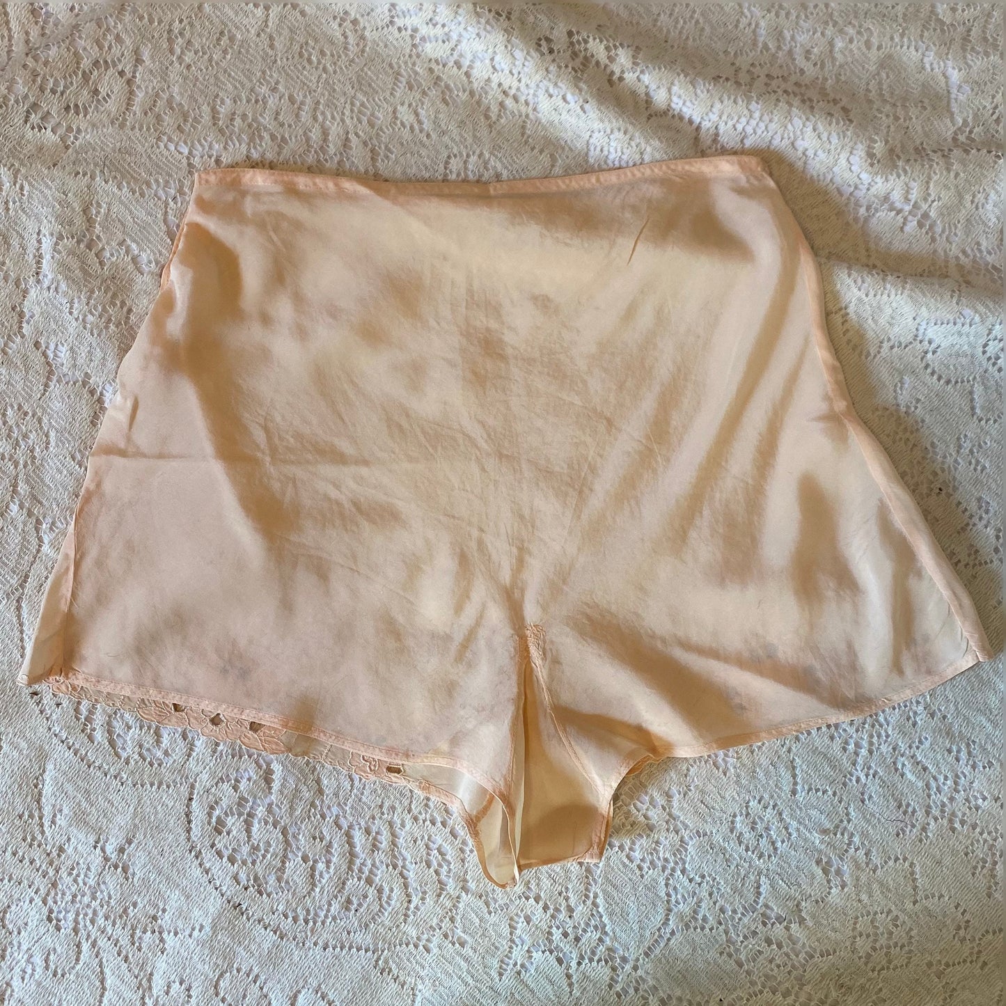 Vintage 1930's Tap Pants | Creamy Peach Silk with Floral Appliques & Embroidery | Size XS