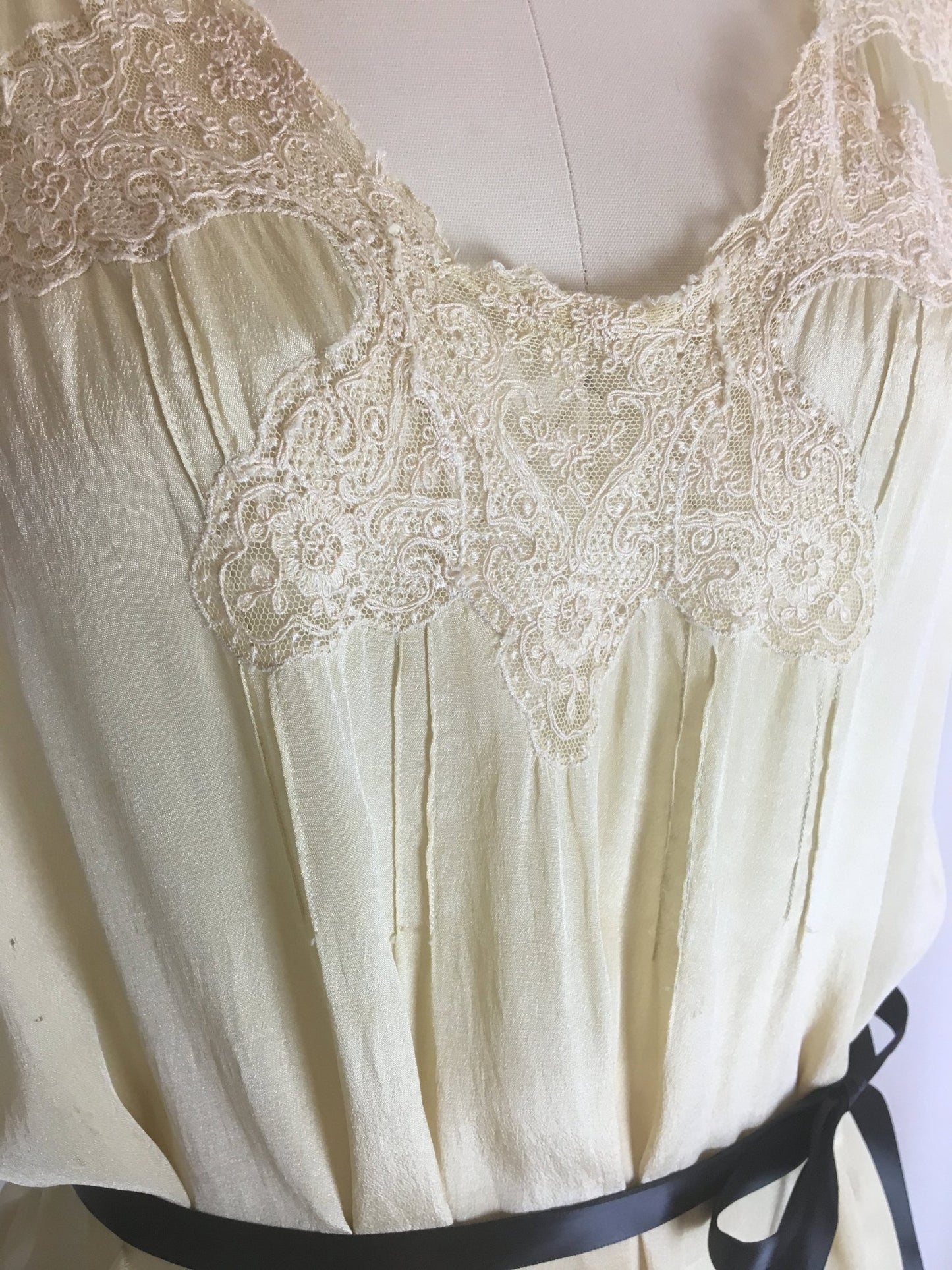 Vintage 1920's Nightgown | Gold Tissue Silk with Tambour Lace & Black Ribbon Tie | Size Free - Daggers & Dames