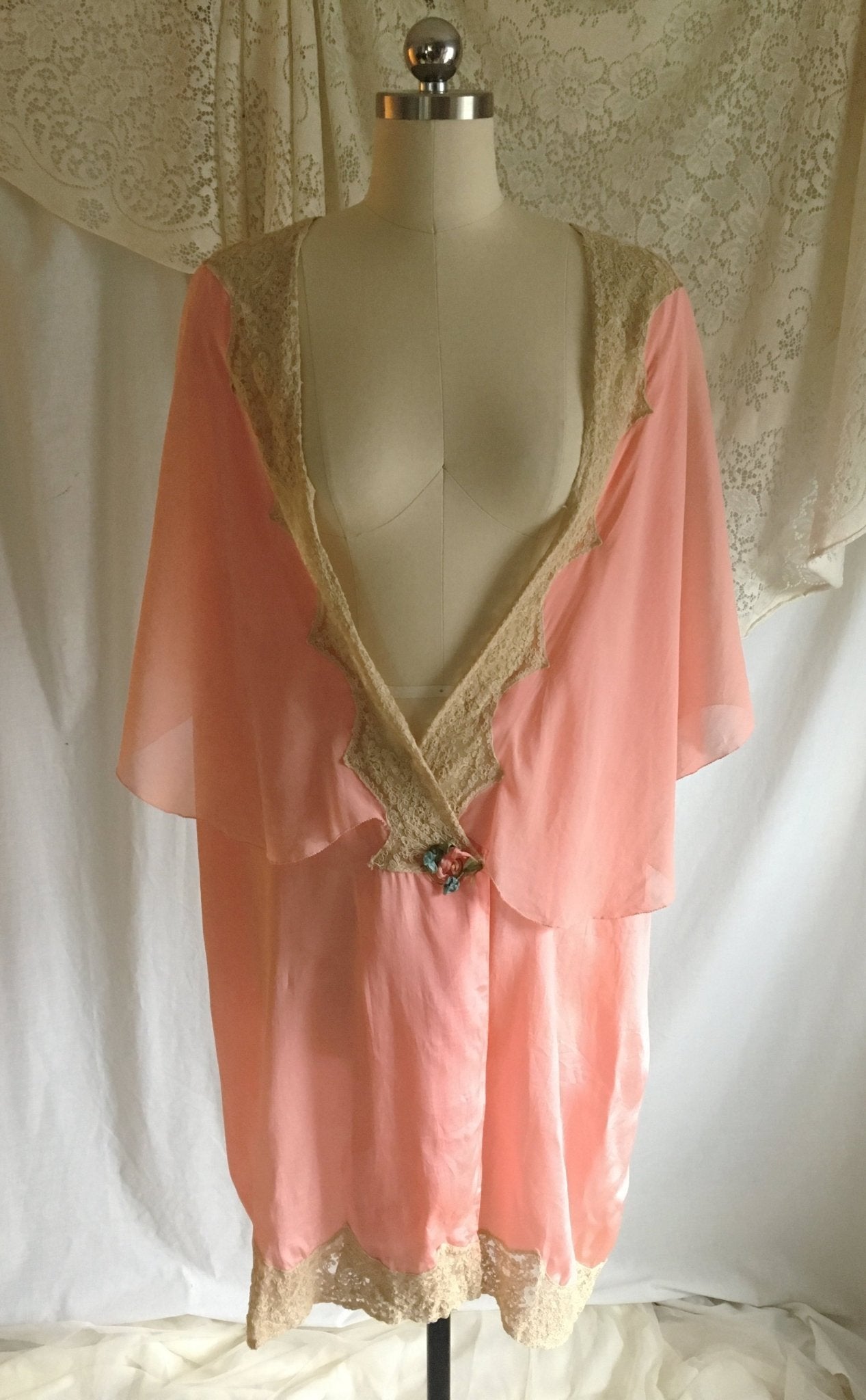 Vintage 1920's Peignoir | Rosy Pink Silk Crepe with Tambour Lace Embroidery | Size XS, S, M - Daggers & Dames