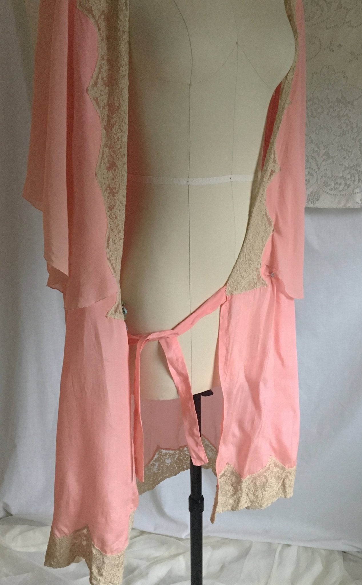 Vintage 1920's Peignoir | Rosy Pink Silk Crepe with Tambour Lace Embroidery | Size XS, S, M - Daggers & Dames
