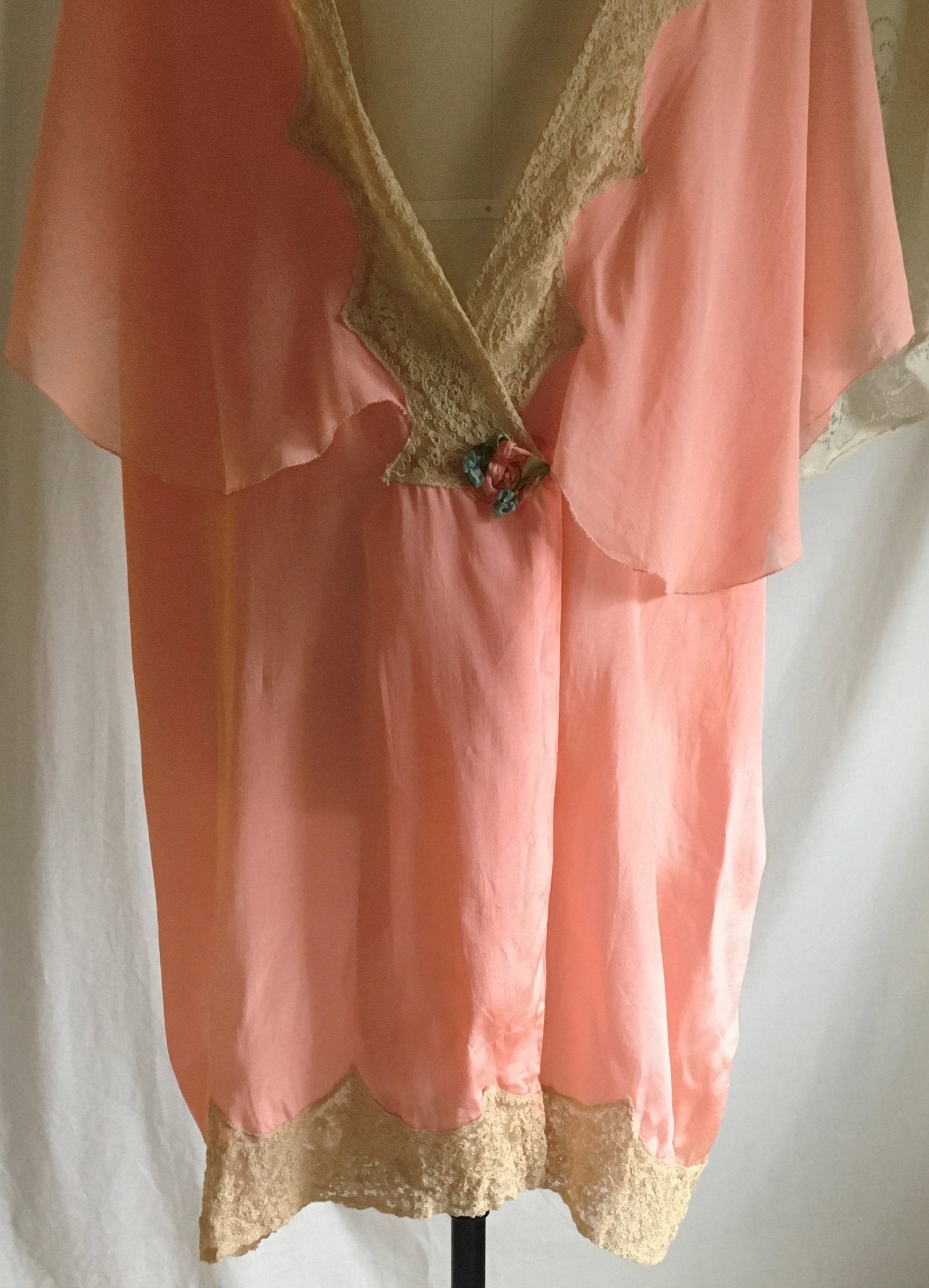 Vintage 1920's Peignoir | Rosy Pink Silk Crepe with Tambour Lace Embroidery | Size XS, S, M - Daggers & Dames