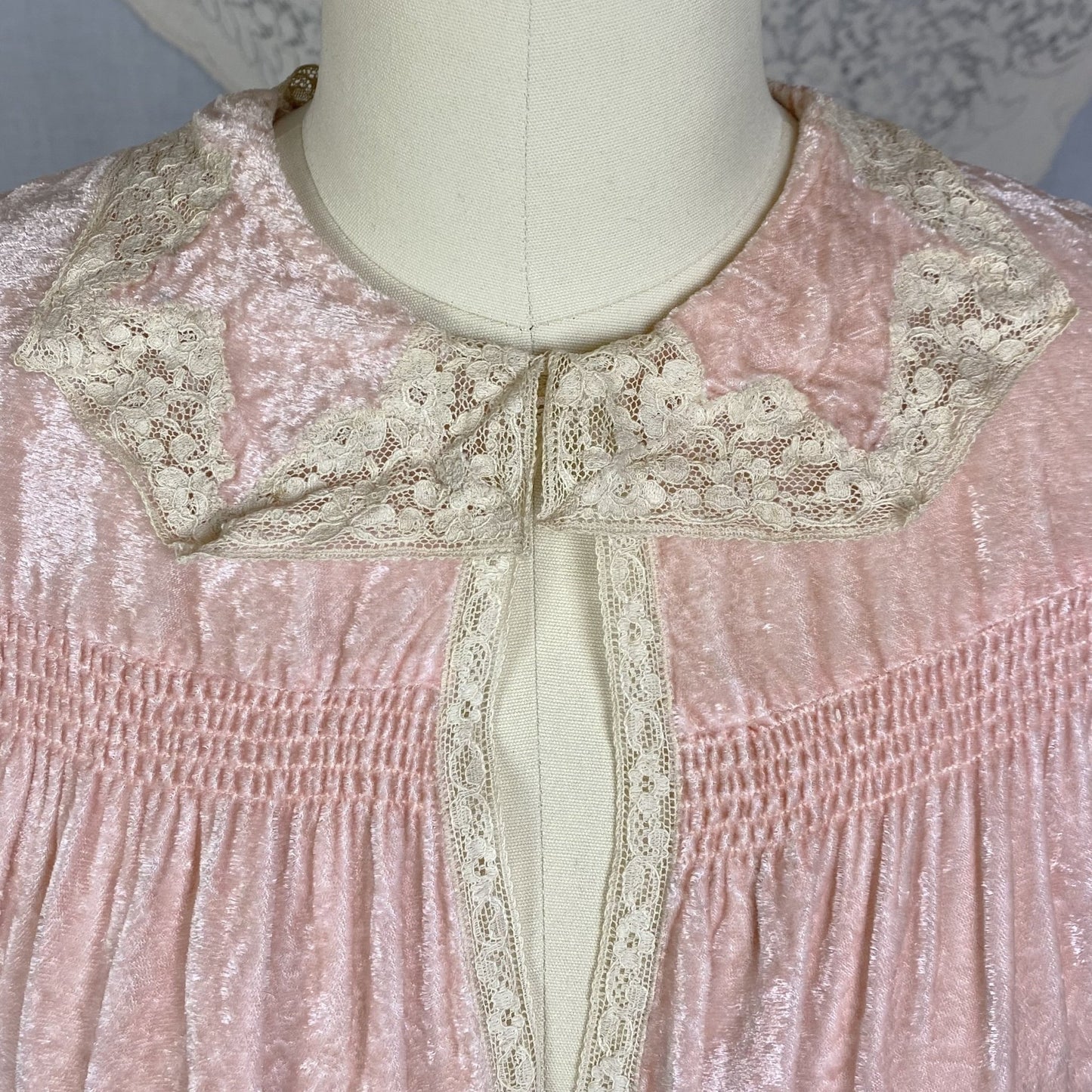 Vintage 1930's Bed Jacket | Victorian Rose Pink Crushed Velvet with Ivory Lace | Size XS, S - Daggers & Dames