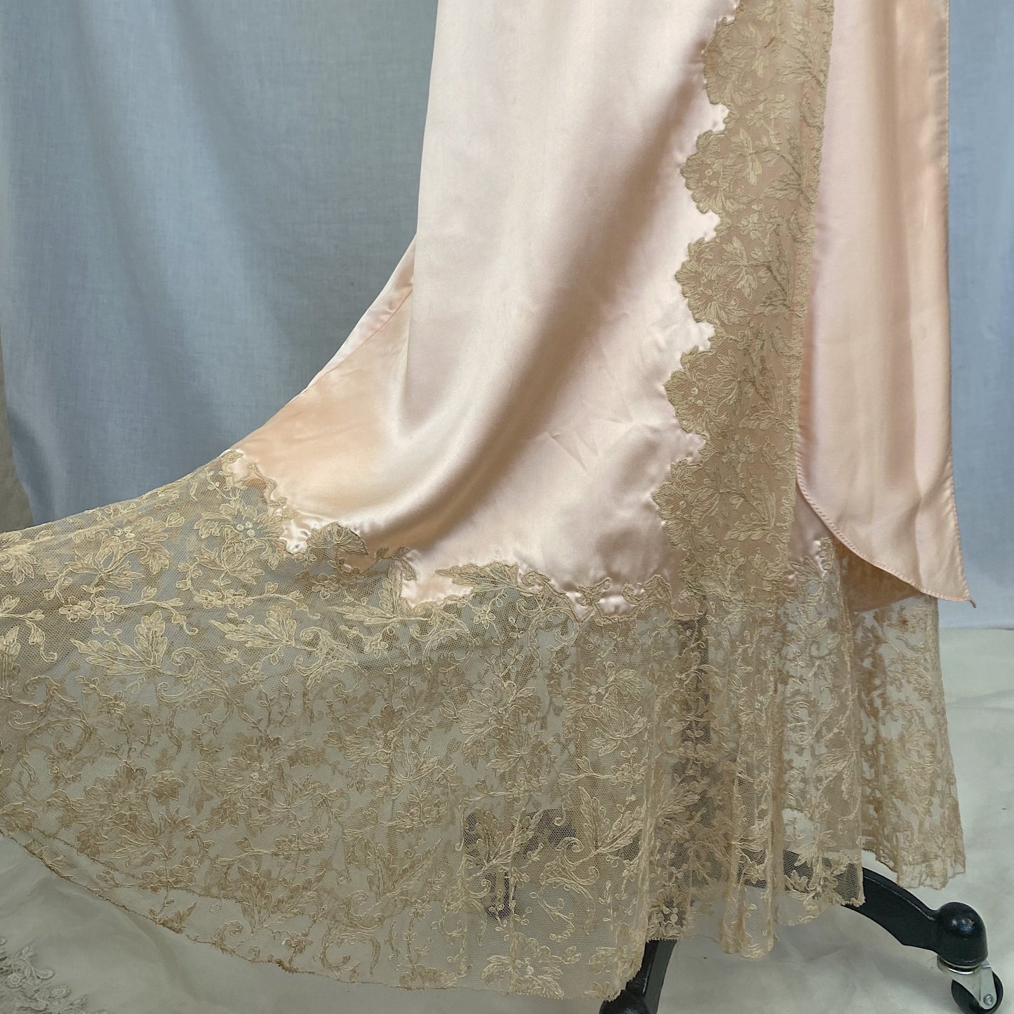 Vintage 1930's Dressing Gown Robe | Rose Gold Silk Charmeuse with Nude Tambour Lace | Size S, M, L -Never Worn - Daggers & Dames