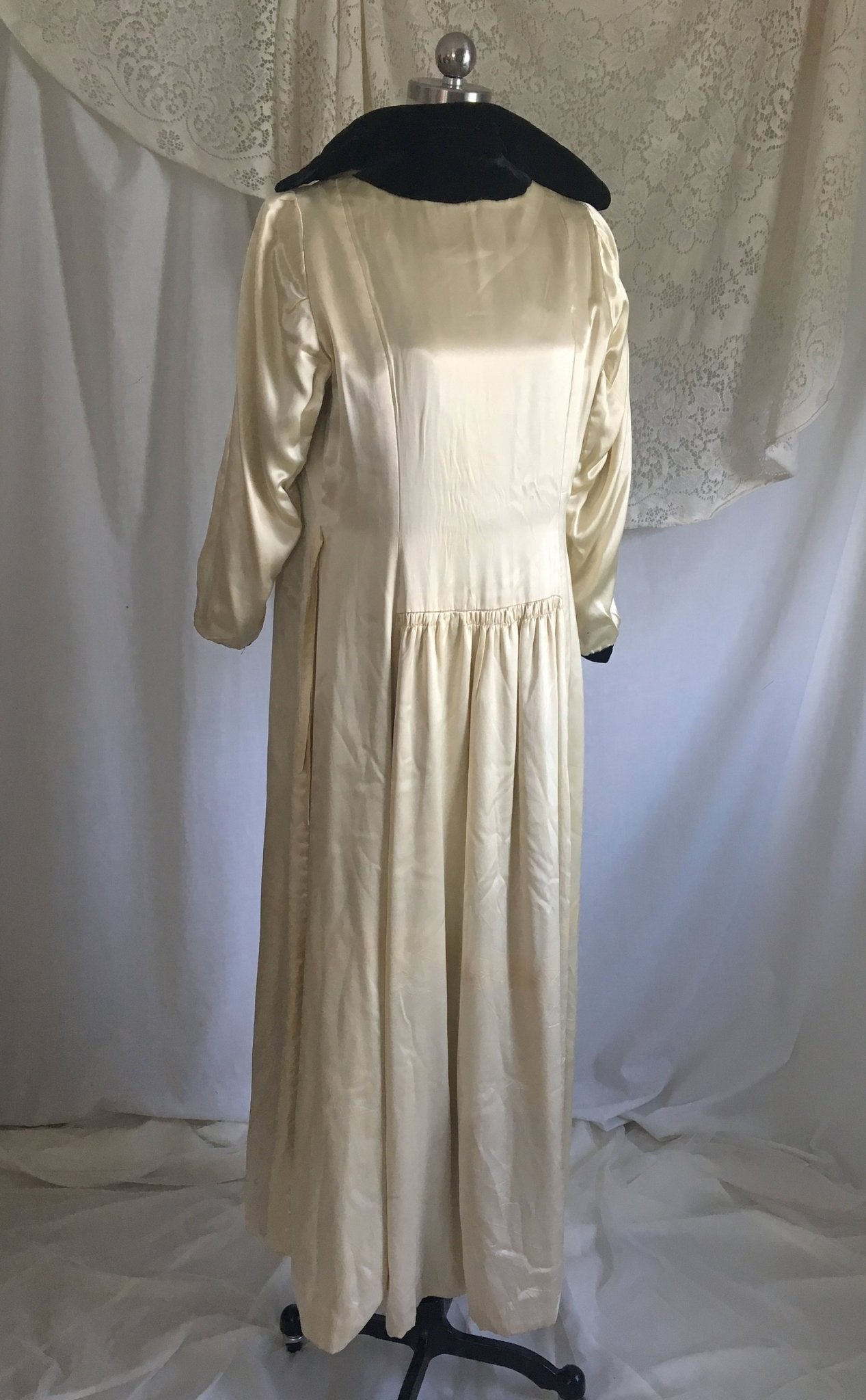 Vintage 1930's Robe | Black Silk Velvet with Champagne Rayon Satin Lining | Size M, LG - Daggers & Dames