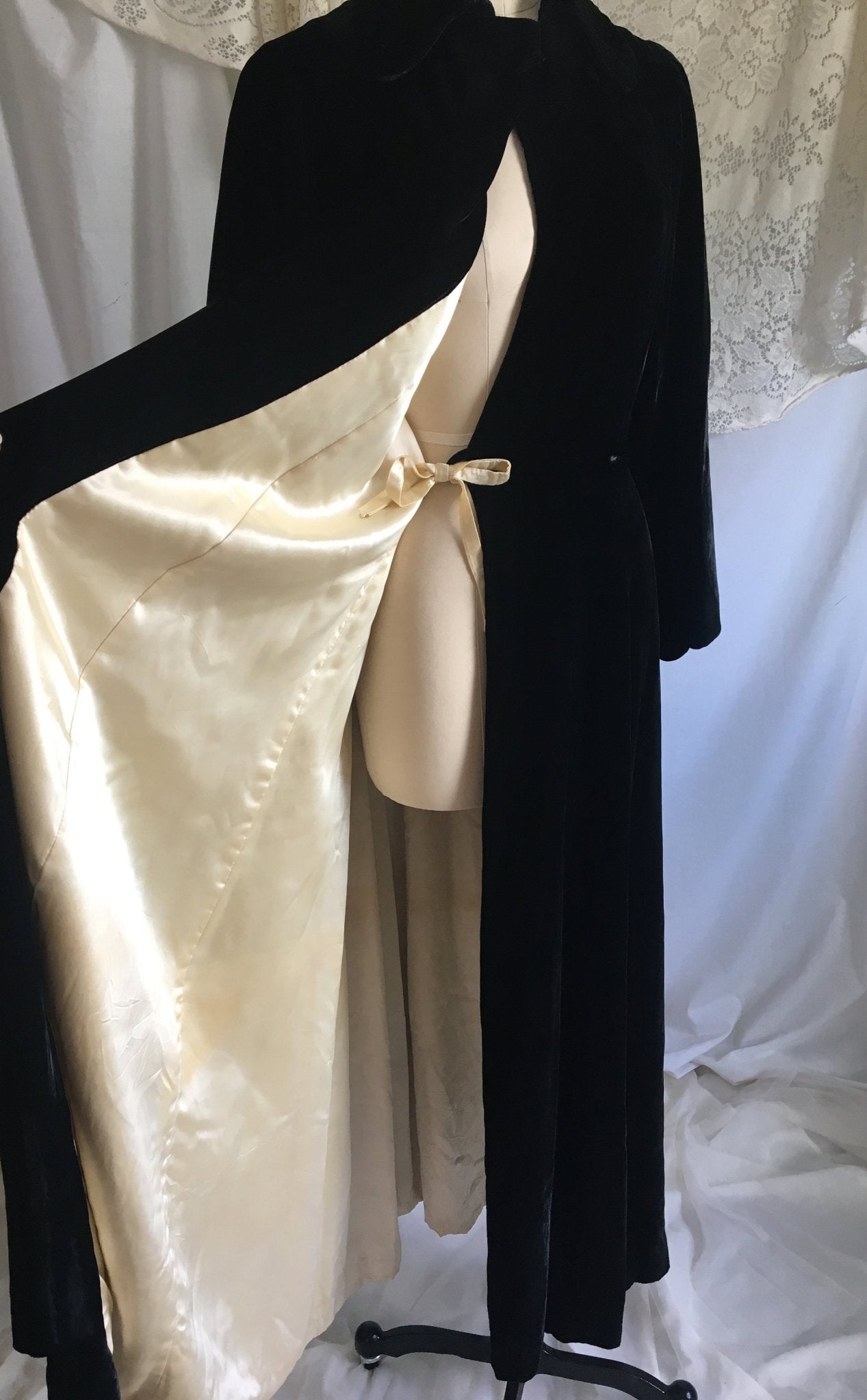 Vintage 1930's Robe | Black Silk Velvet with Champagne Rayon Satin Lining | Size M, LG - Daggers & Dames