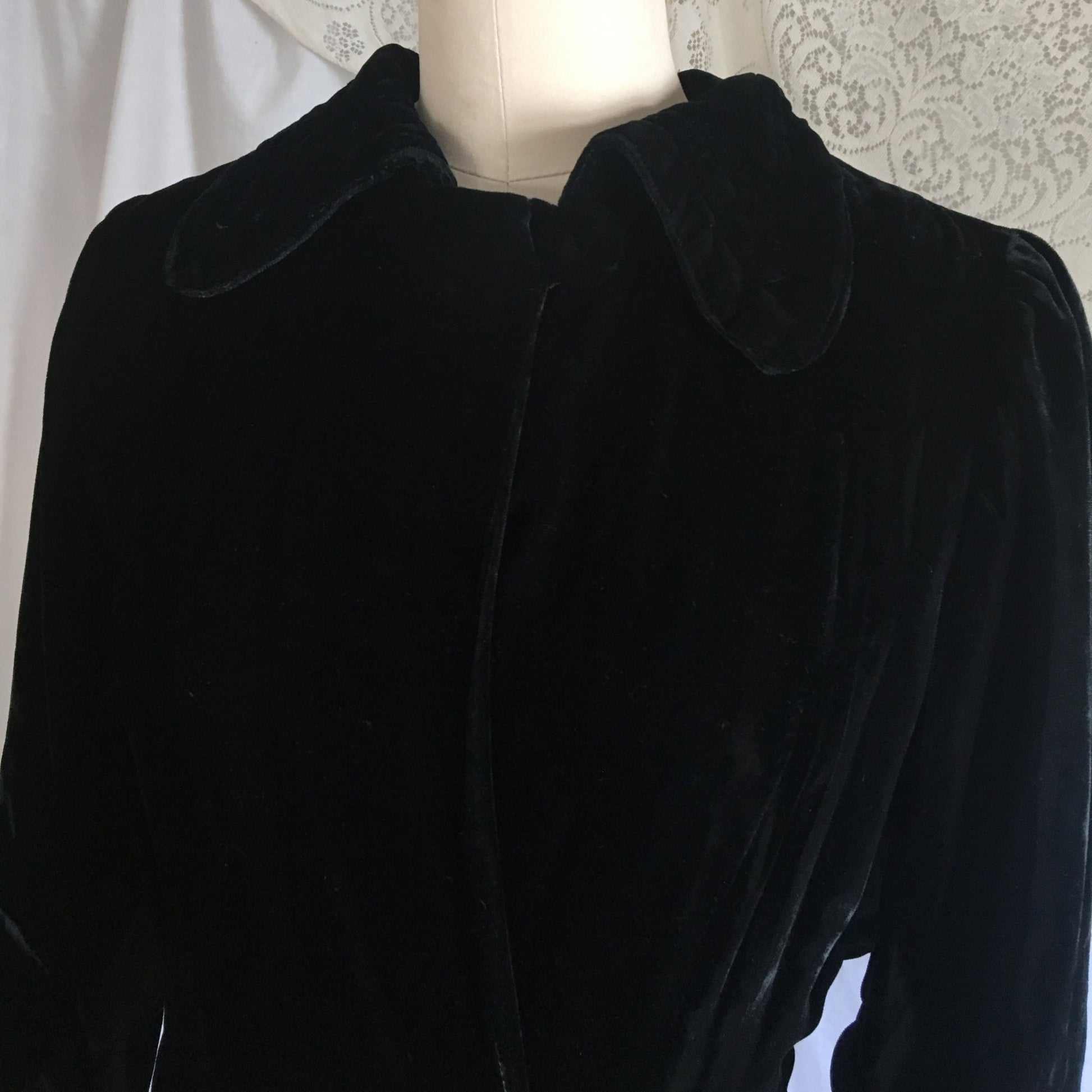 Vintage 1930's Robe | Black Silk Velvet with Champagne Rayon Satin Lining | Size M, LG - Daggers & Dames