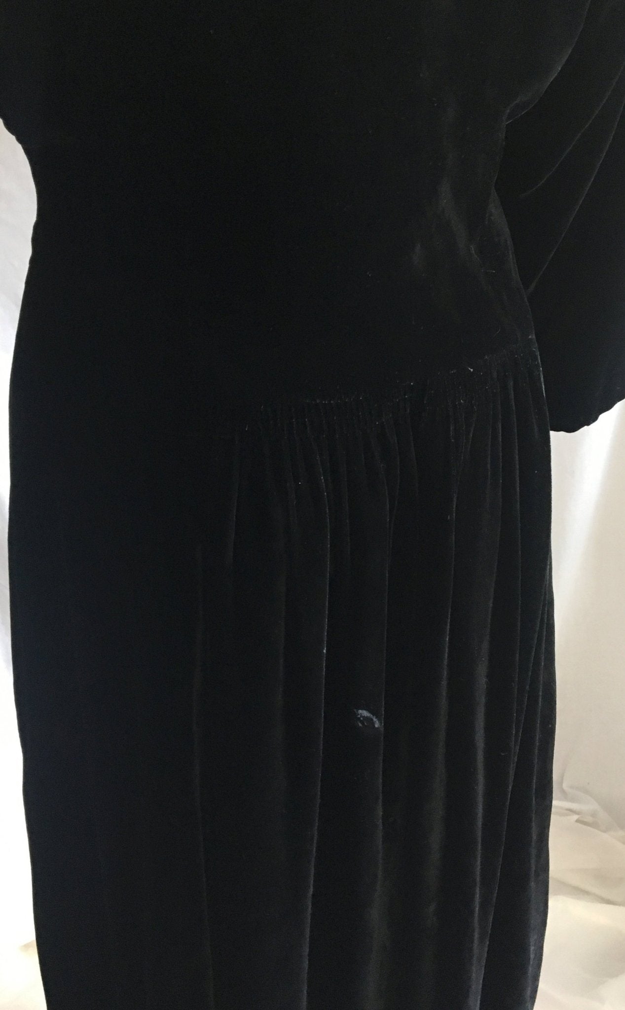 Vintage 1930's Robe | Black Silk Velvet with Champagne Rayon Satin Lining | Size M, LG - Daggers & Dames
